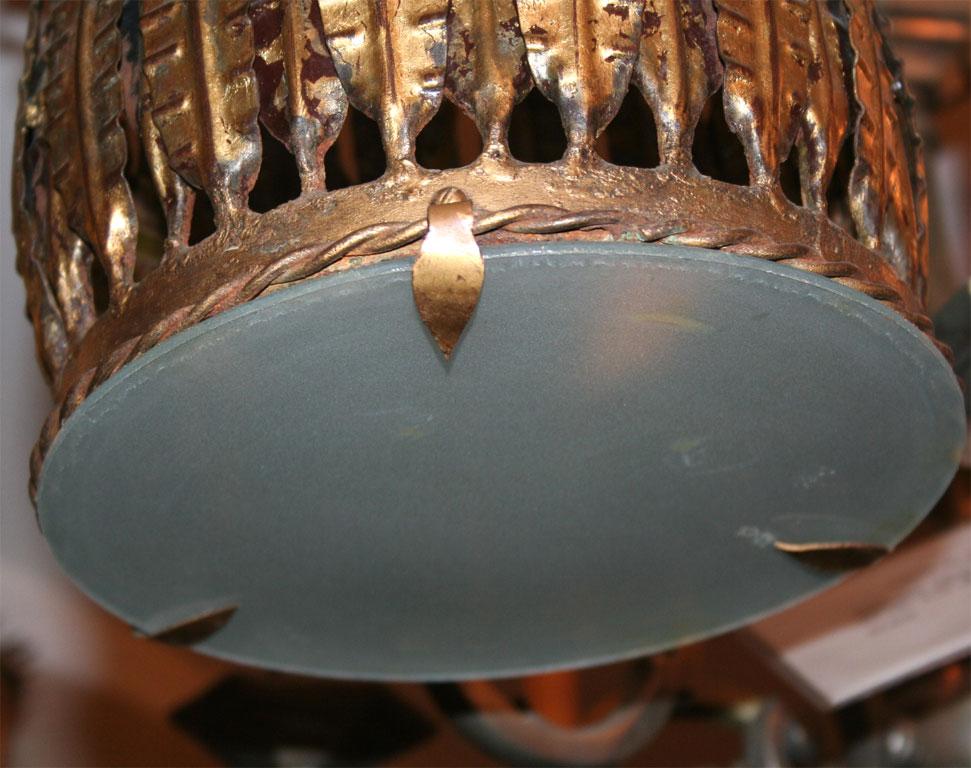 Placcato Apparecchio a forma di corona in metallo dorato in vendita