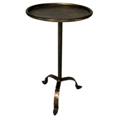 Table à boissons en métal doré sur une base tripode martelée