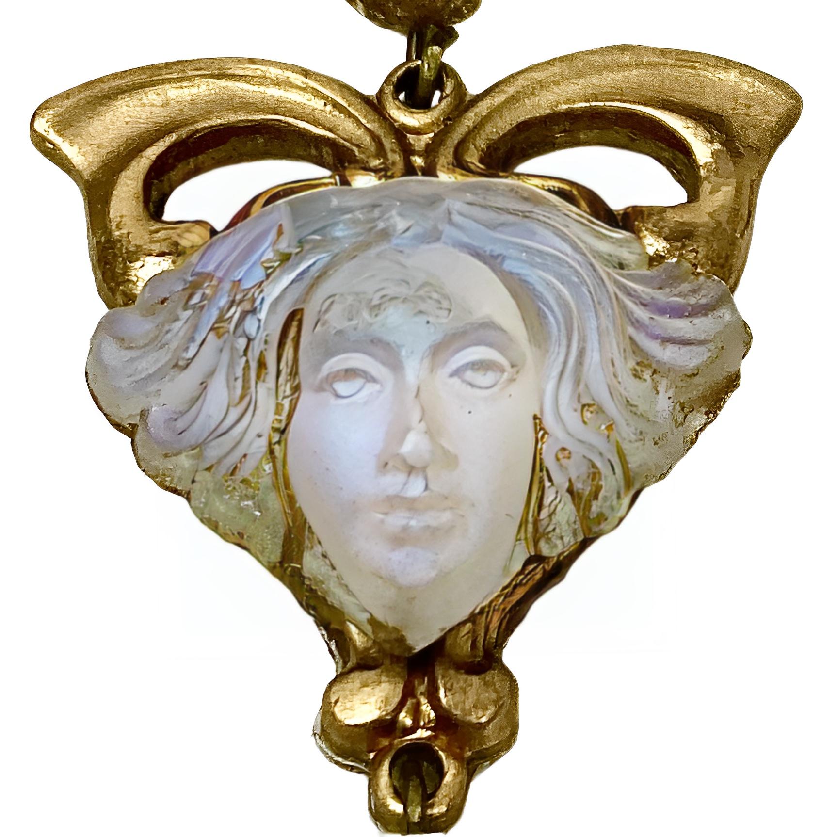 Boucles d'oreilles en métal doré avec têtes de femmes en verre opalin et perles en verre opalin Bon état - En vente à London, GB