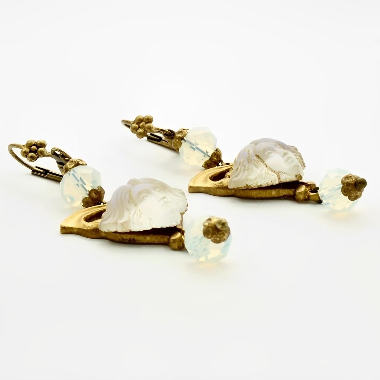 Vergoldete Metall-Tropfen-Ohrringe mit Damenköpfen aus Opalglas und Opalglasperlen für Damen oder Herren im Angebot