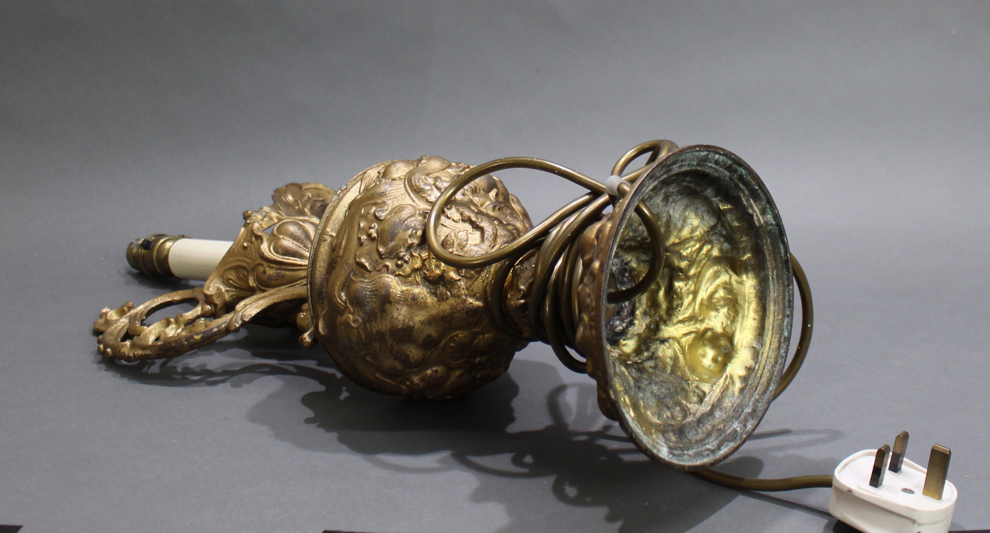 Lampe à aiguière en métal doré, c.1900 en vente 5