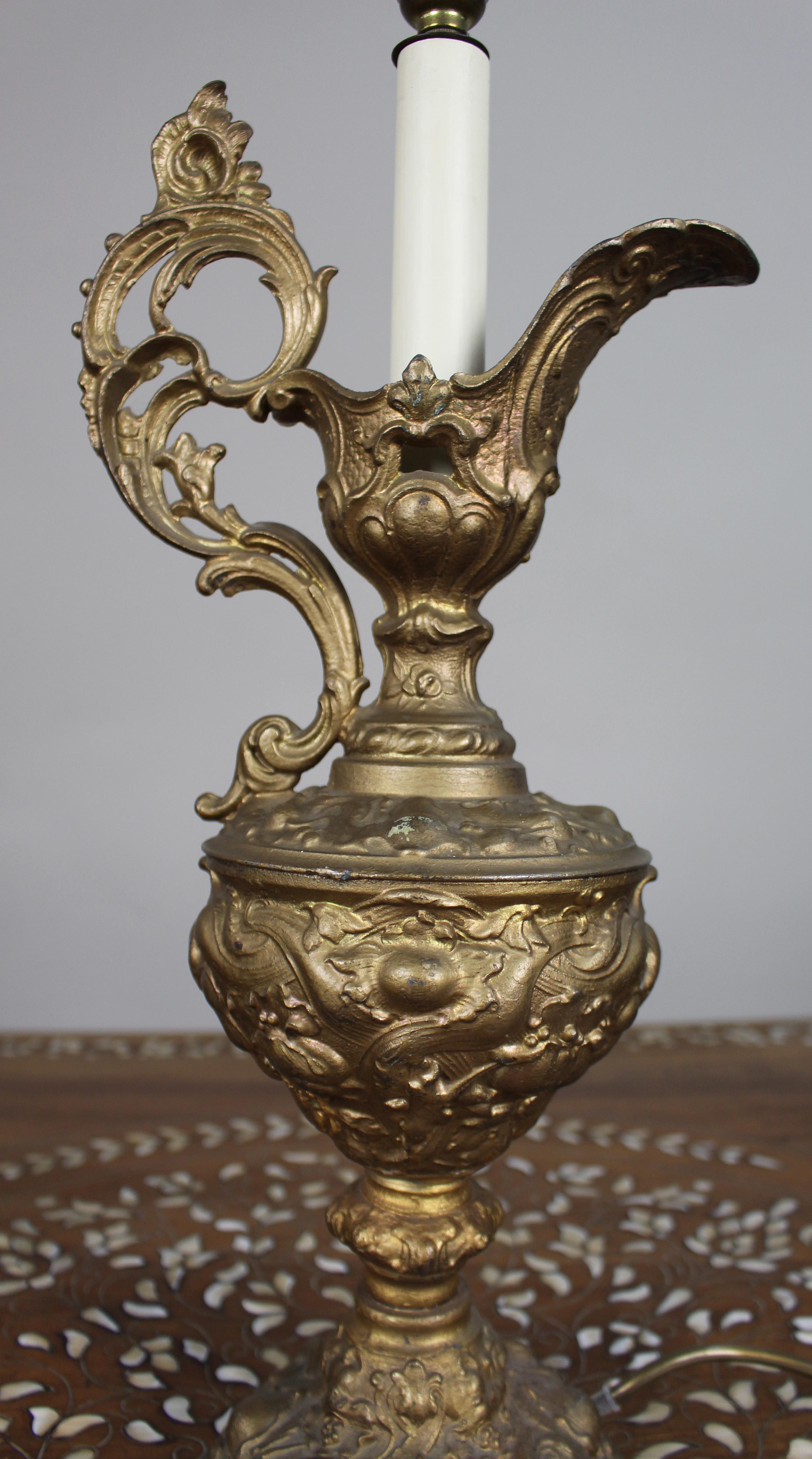 Britannique Lampe à aiguière en métal doré, c.1900 en vente