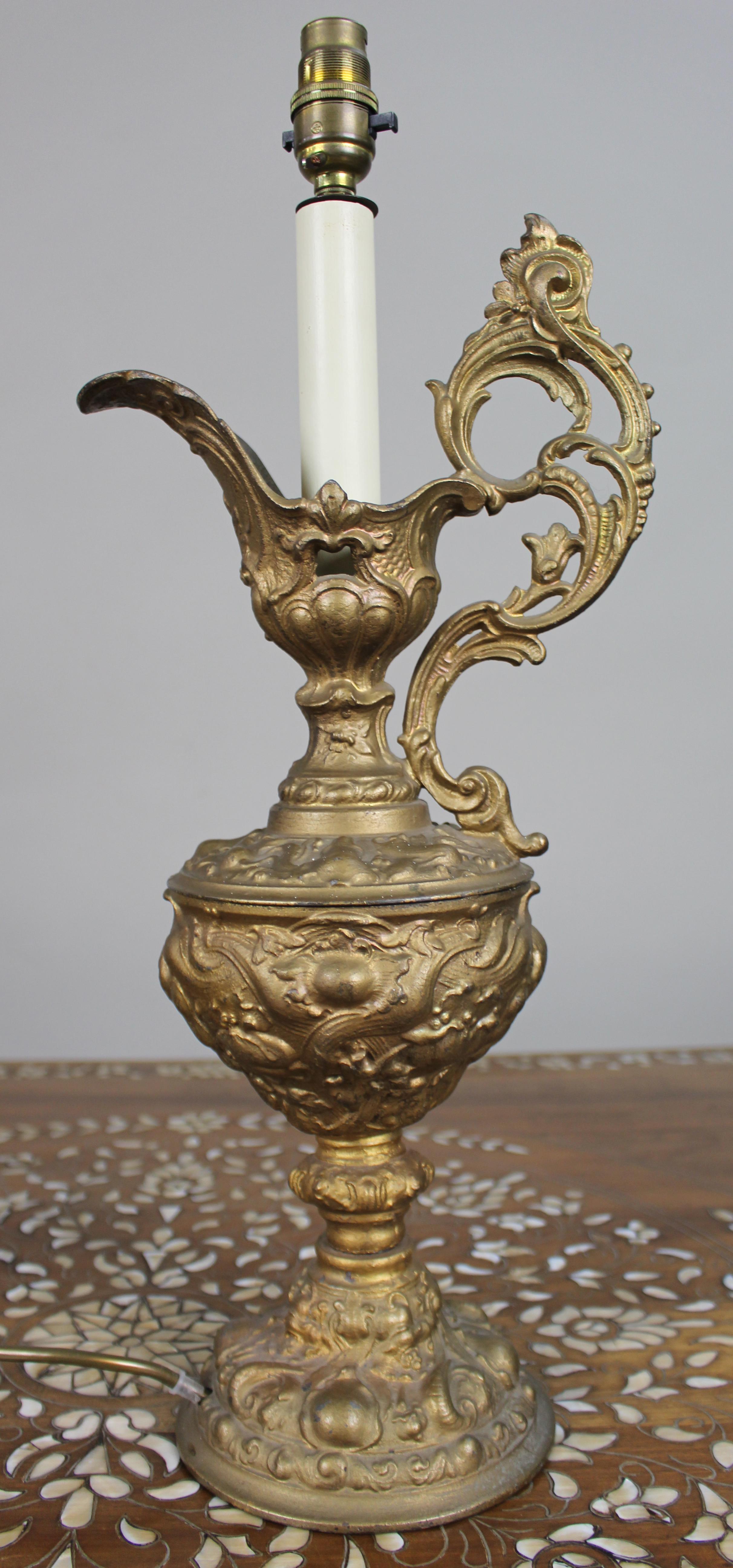 Zinc brut Lampe à aiguière en métal doré, c.1900 en vente