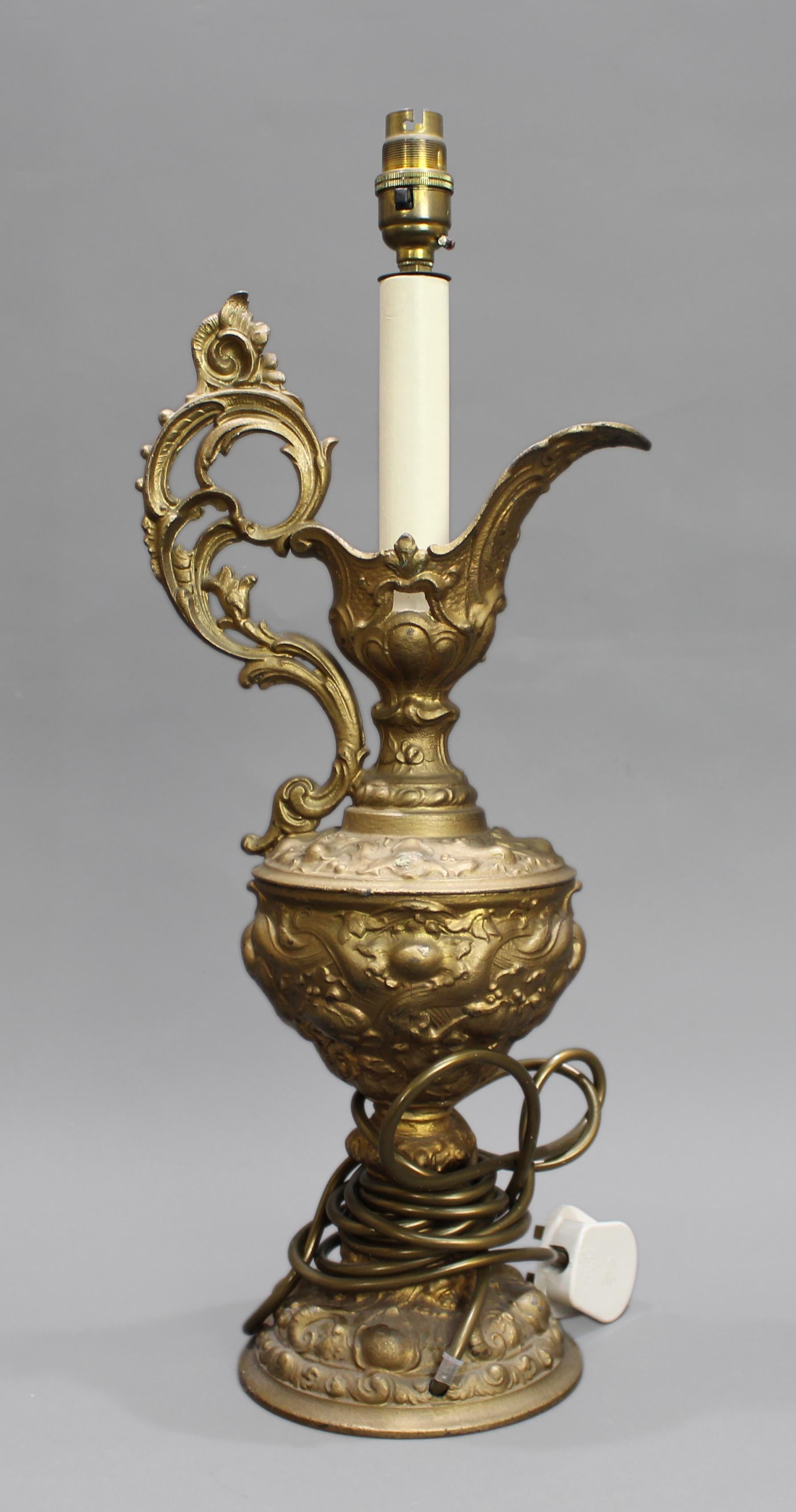 Lampe à aiguière en métal doré, c.1900 en vente 2