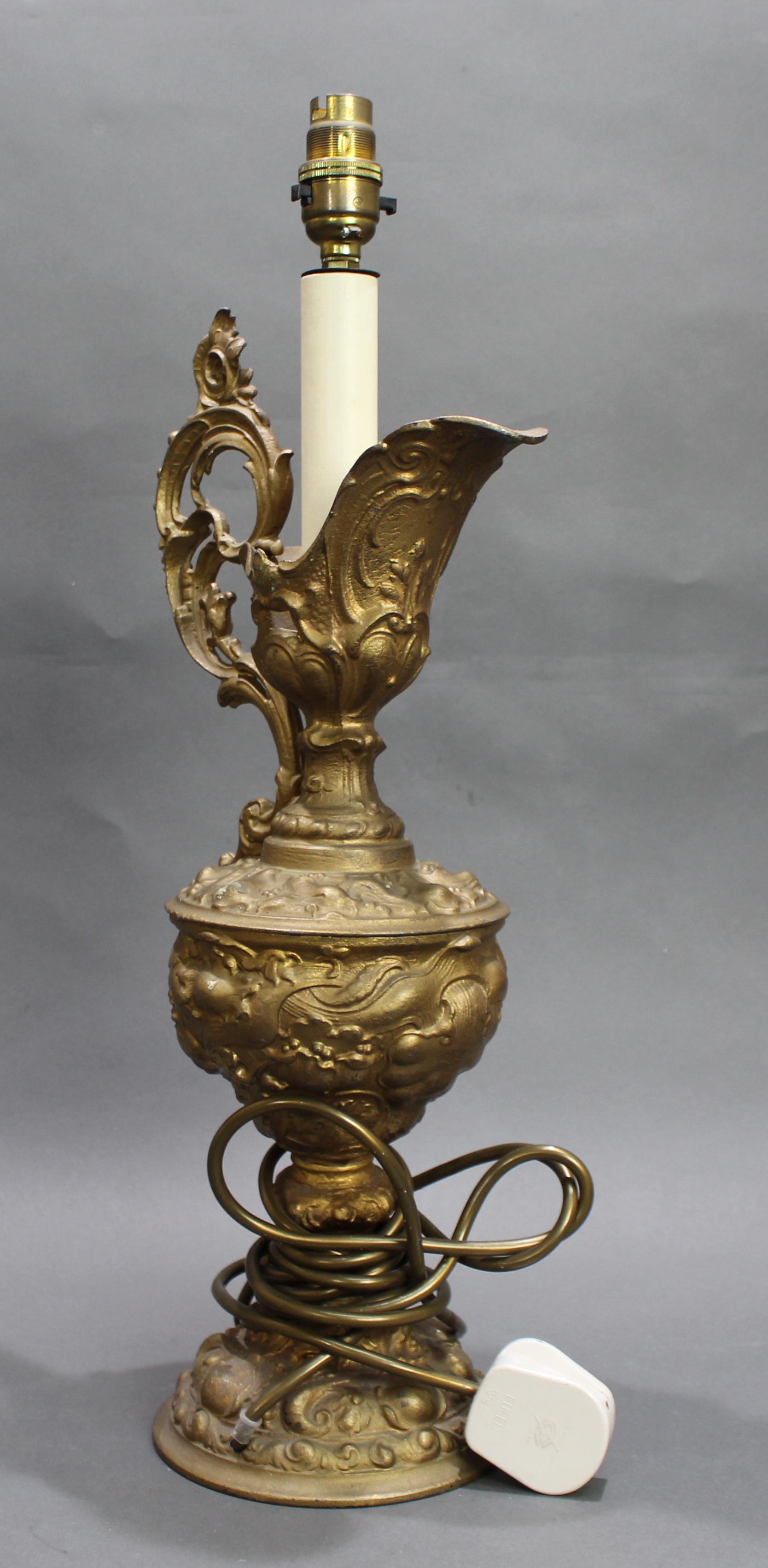 Lampe à aiguière en métal doré, c.1900 en vente 3