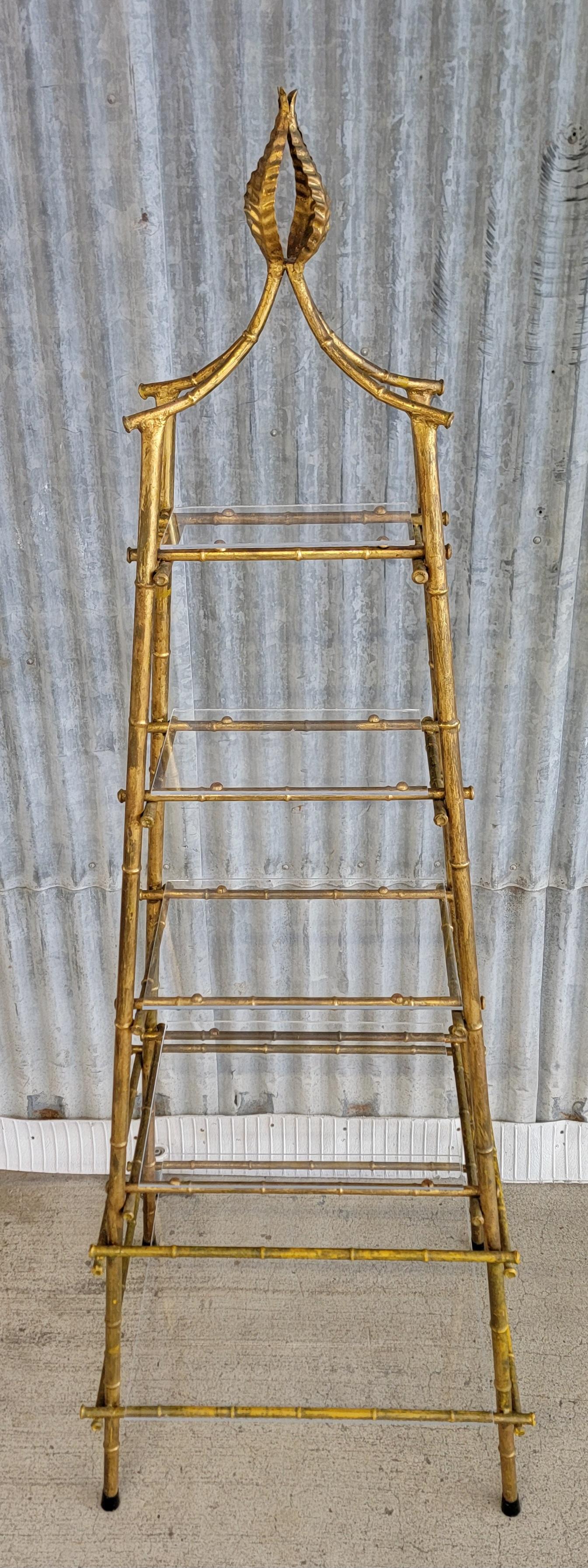 Eine vergoldete Hollywood-Regency-Etagere aus Metall mit Bambusimitat. CIRCA. 1960's. Pyramidenform mit Blattabschluss. Die Einlegeböden sind aus Plexiglas gefertigt. Steht 77