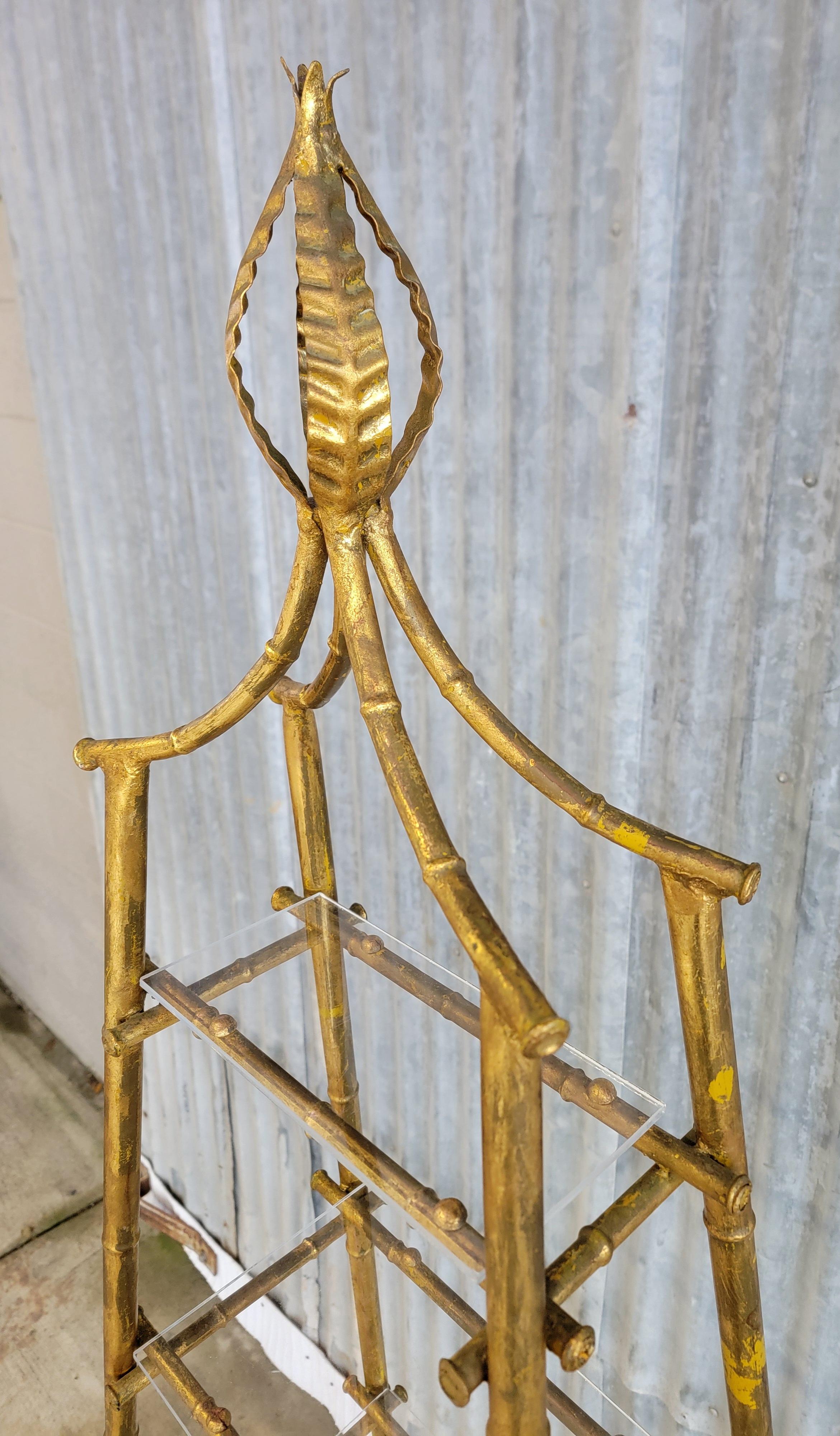 Étagère Hollywood Regency en métal doré et faux bambou Bon état - En vente à Fulton, CA
