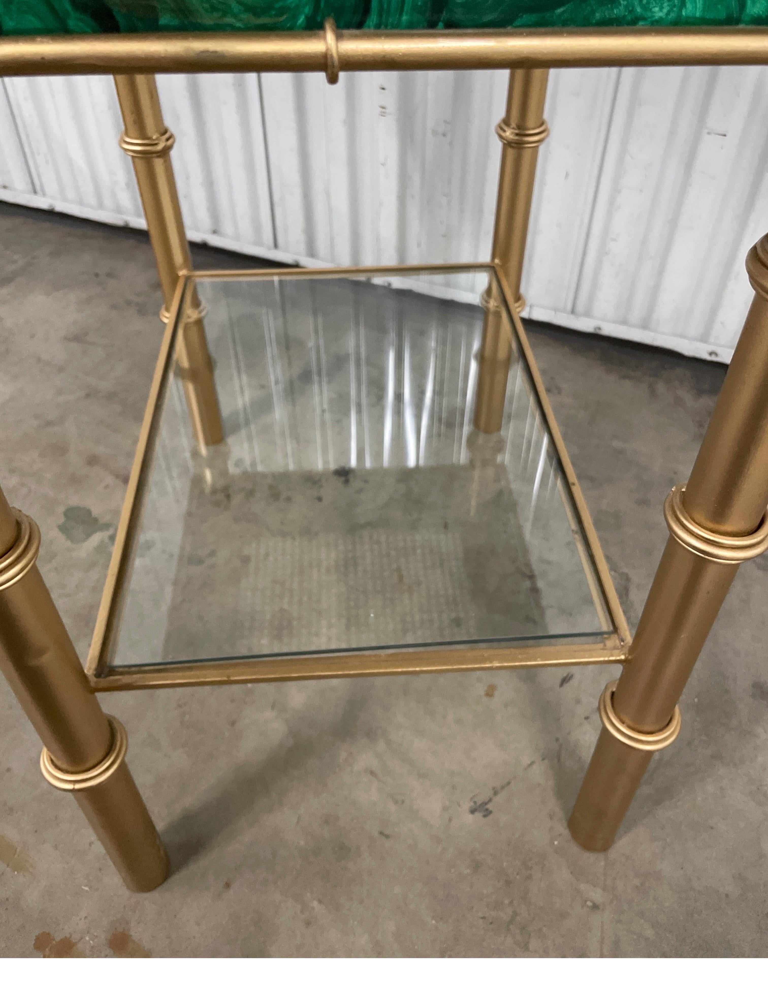 Table d'appoint à deux niveaux en métal doré et fausse malachite en vente 4