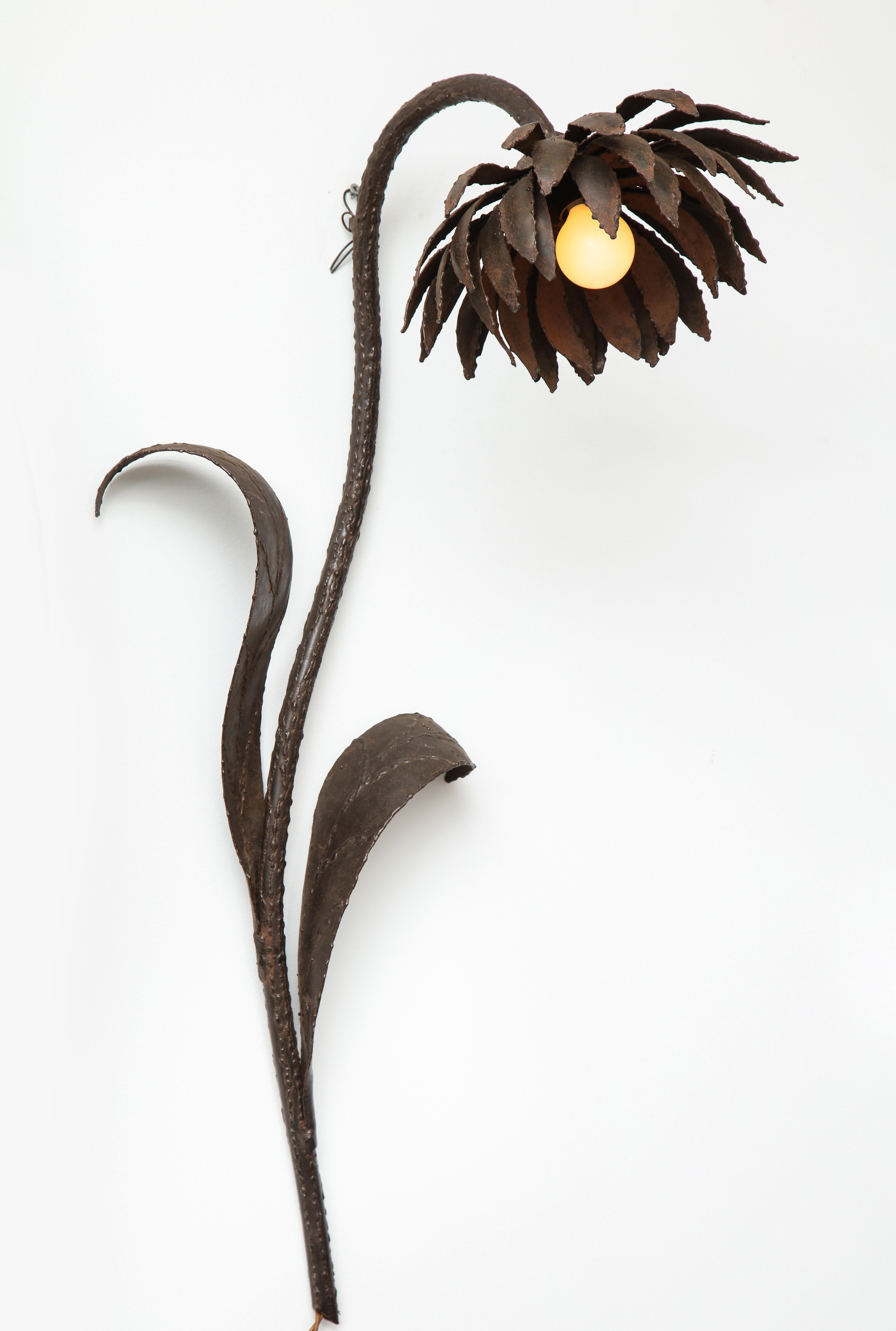 Gilt Metal Flower Sconce In Good Condition For Sale In Mt. Kisco, NY