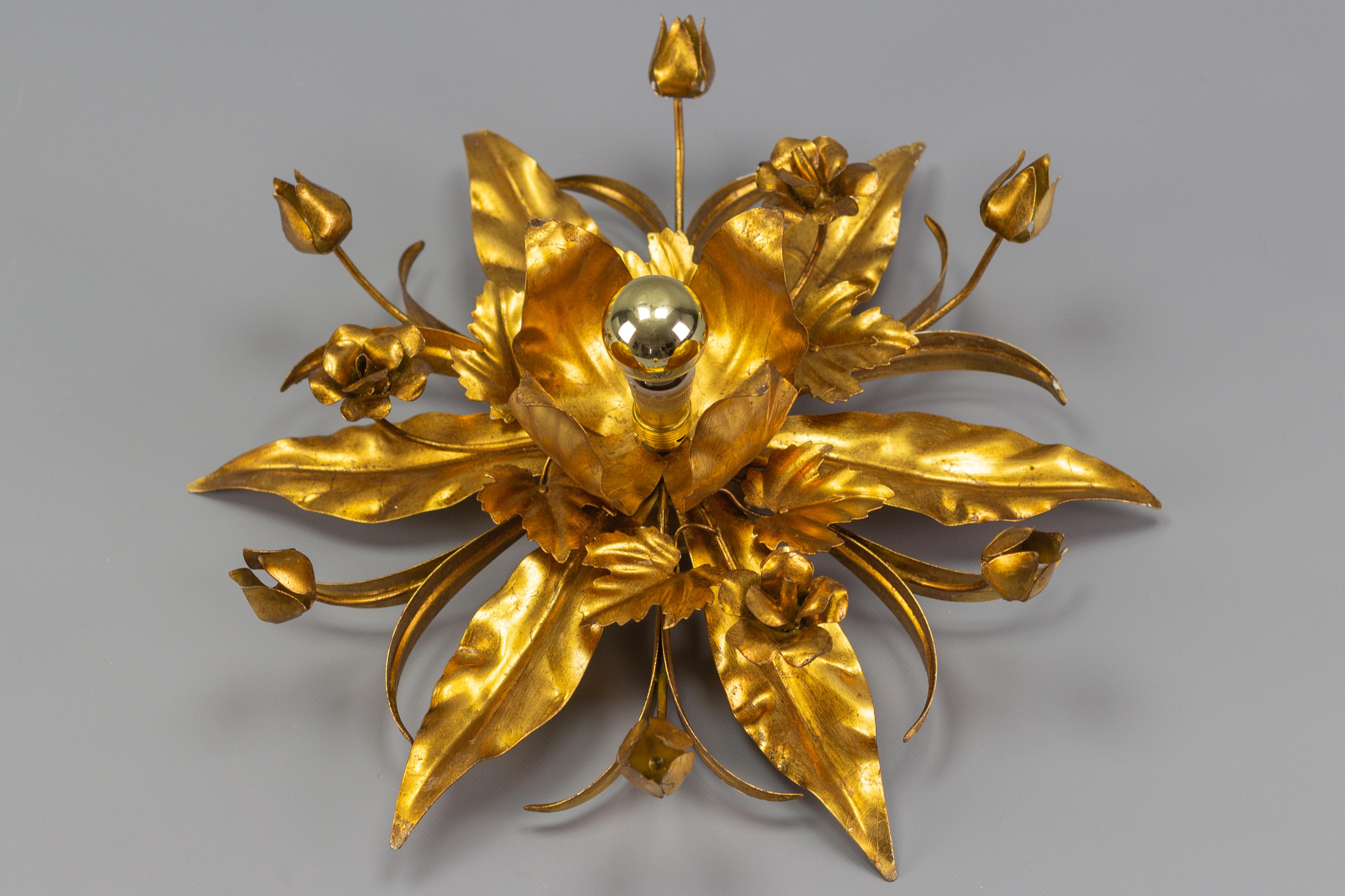 Adorable Hollywood Regency style gilt metal flower-shaped flush mount or wall light, adorned with beautifully shaped leaves, flowers, and buds.
One socket for an E14 size light bulb.
Dimensions: height: circa 14 cm / 5.51 in; diameter: 42 cm /