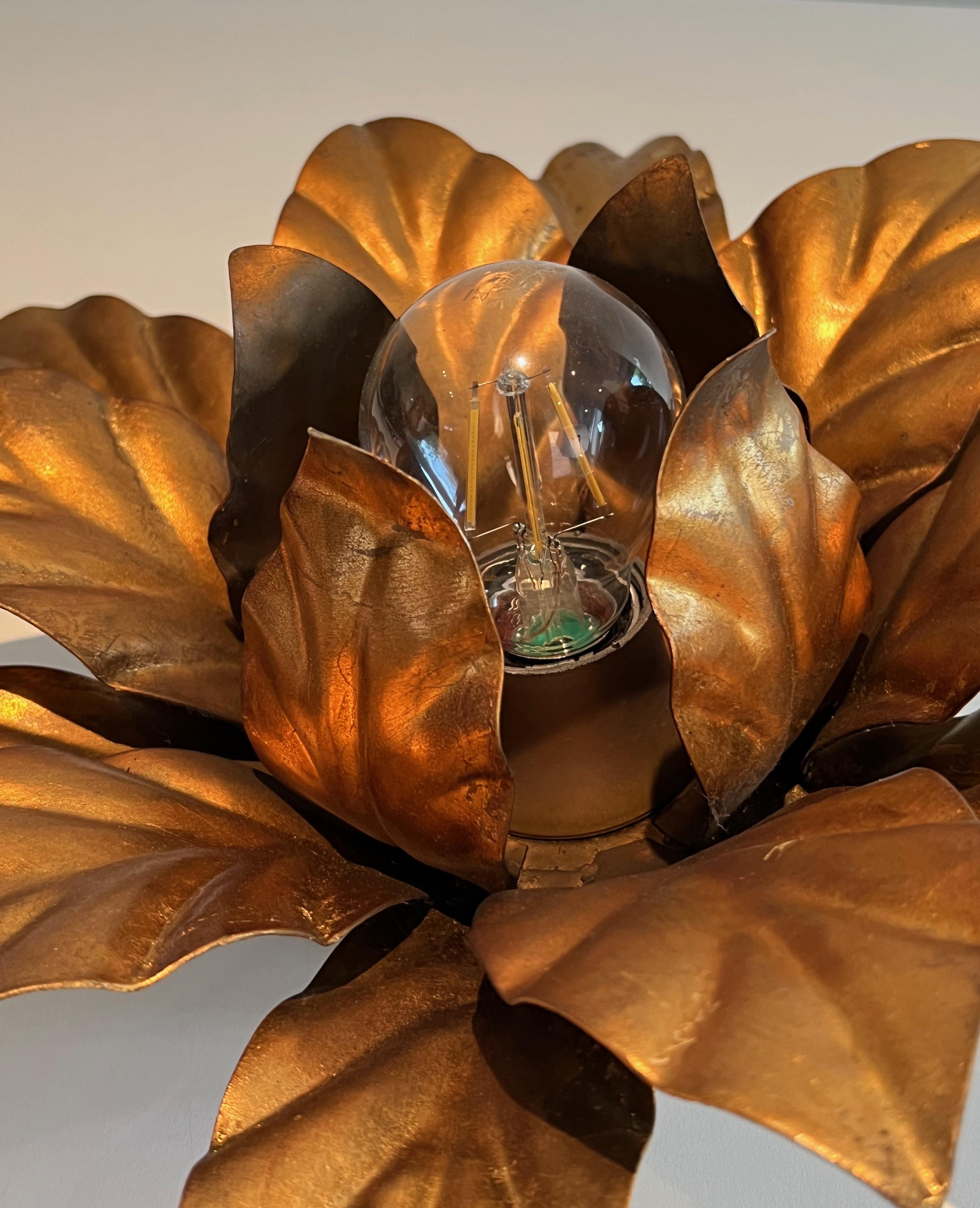 Appliques ou plafonniers à fleurs en métal doré dans le style de la Maison Jansen en vente 2
