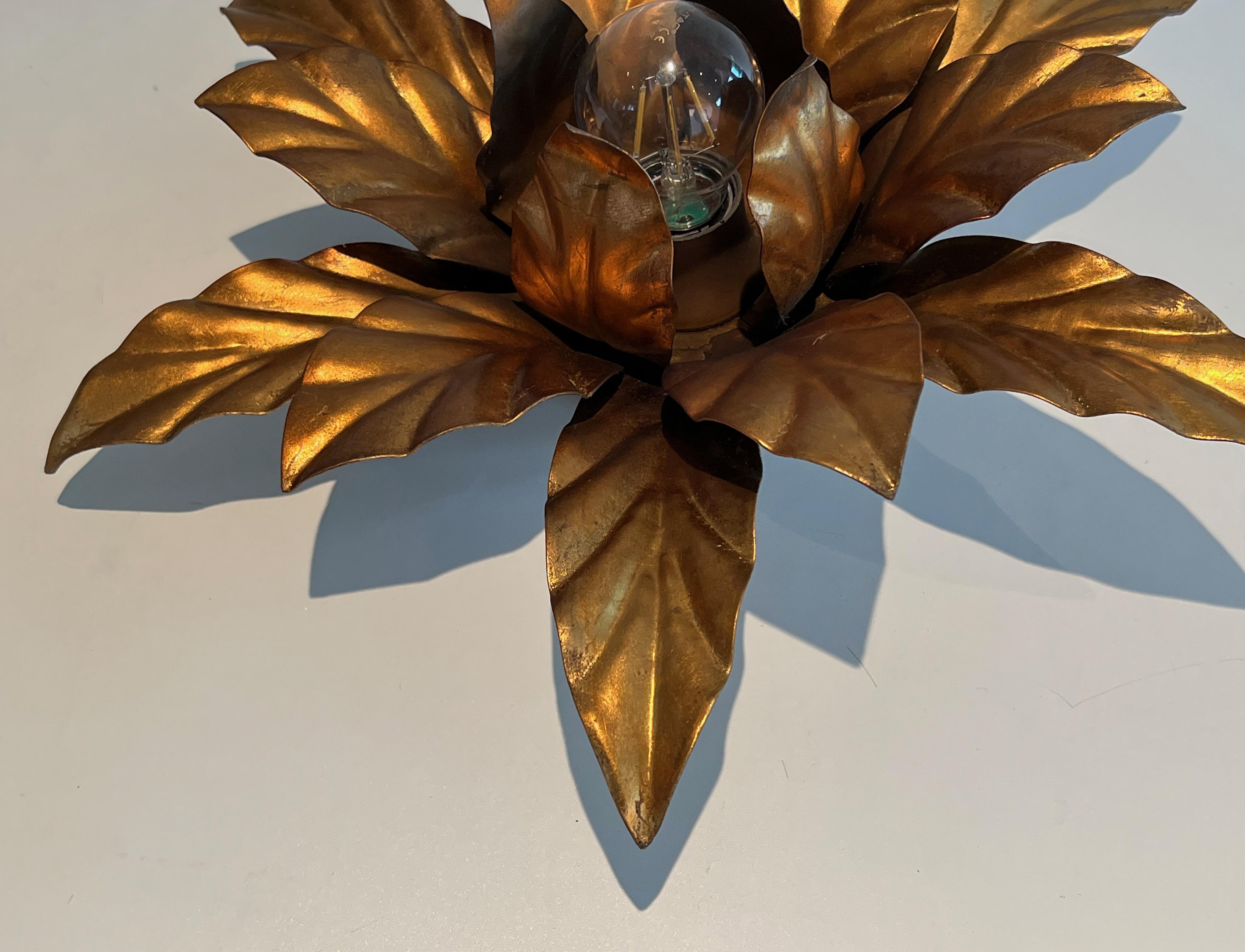 Appliques ou plafonniers à fleurs en métal doré dans le style de la Maison Jansen en vente 3