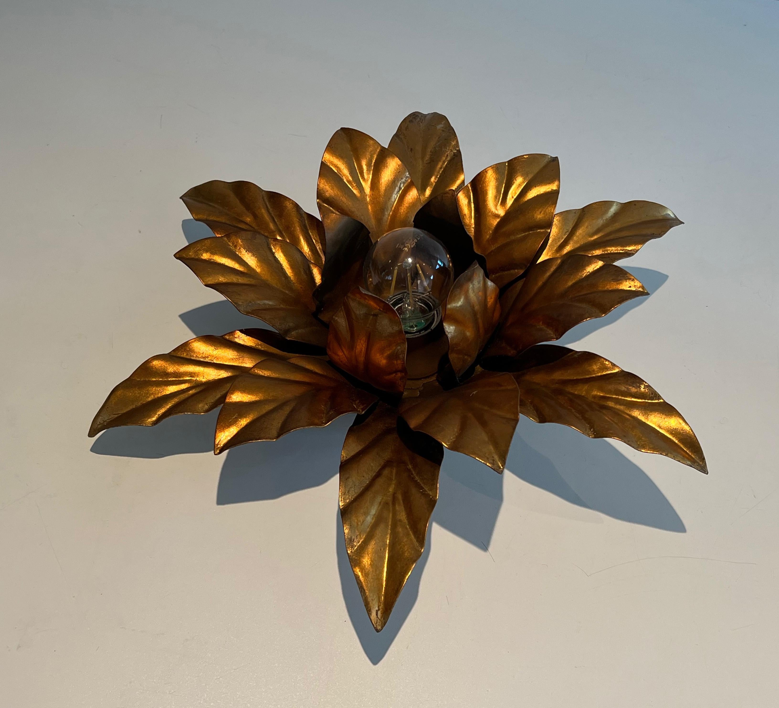 Appliques ou plafonniers à fleurs en métal doré dans le style de la Maison Jansen en vente 4