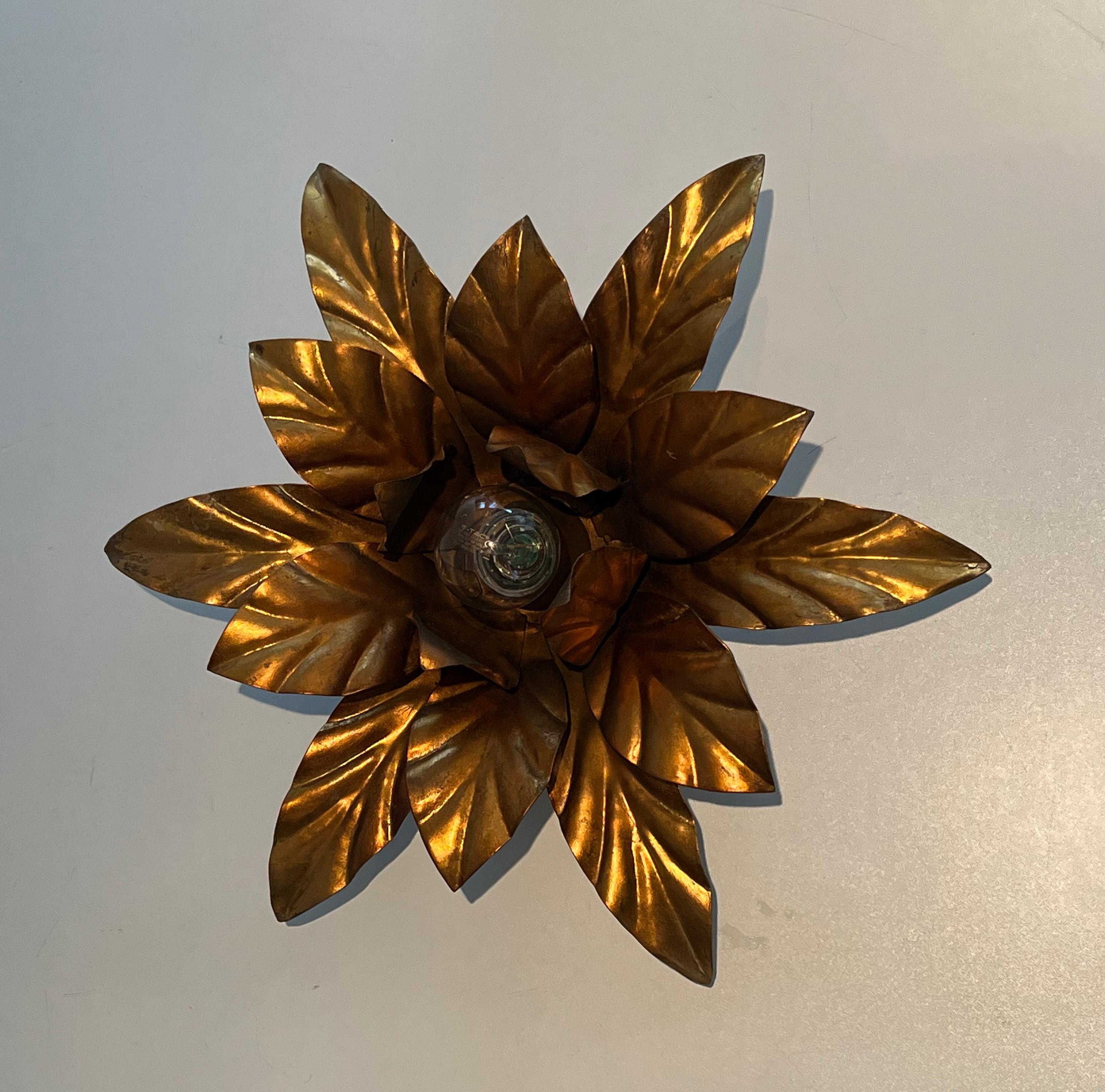 Appliques ou plafonniers à fleurs en métal doré dans le style de la Maison Jansen en vente 5