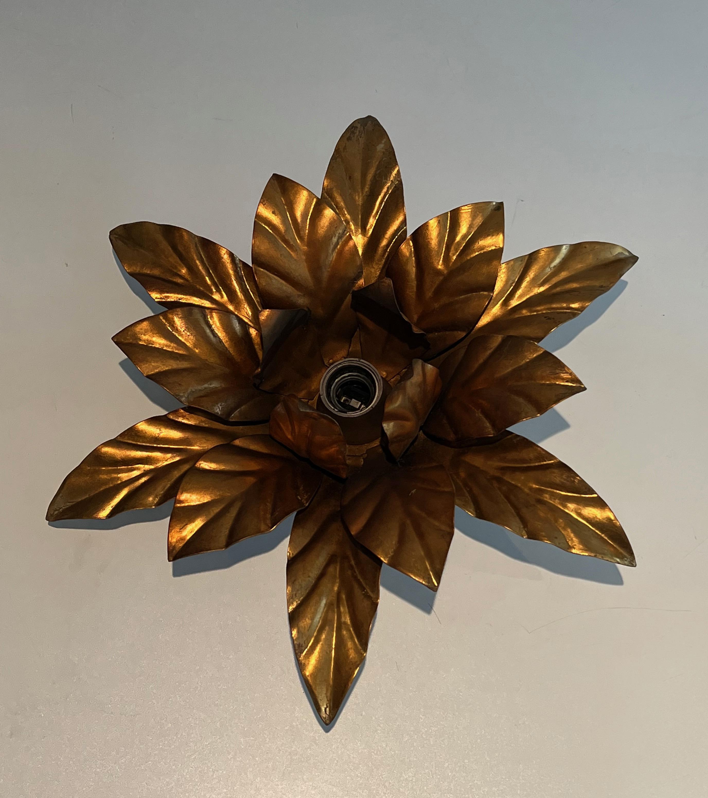 Appliques ou plafonniers à fleurs en métal doré dans le style de la Maison Jansen en vente 6