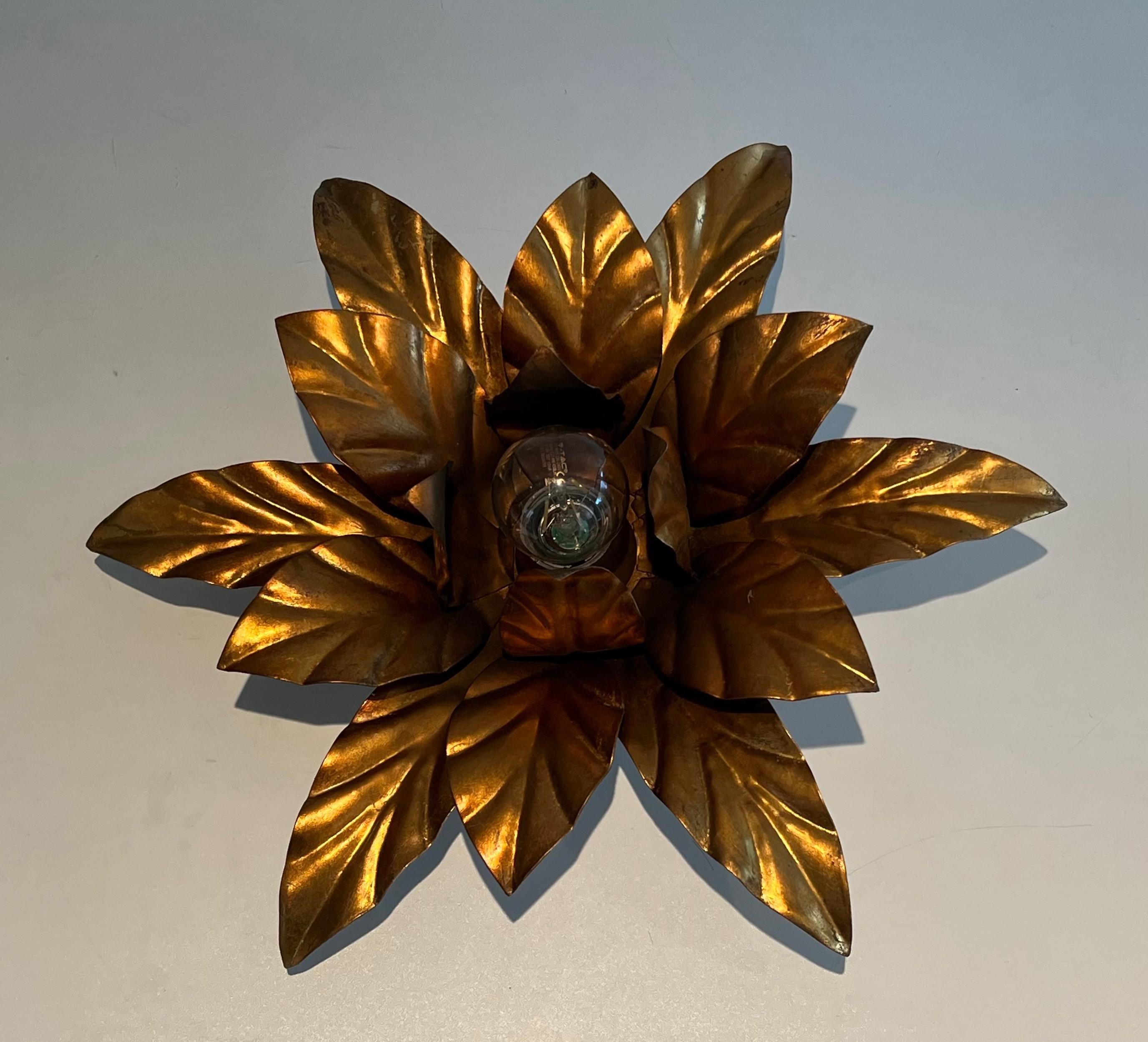 Appliques ou plafonniers à fleurs en métal doré dans le style de la Maison Jansen en vente 7