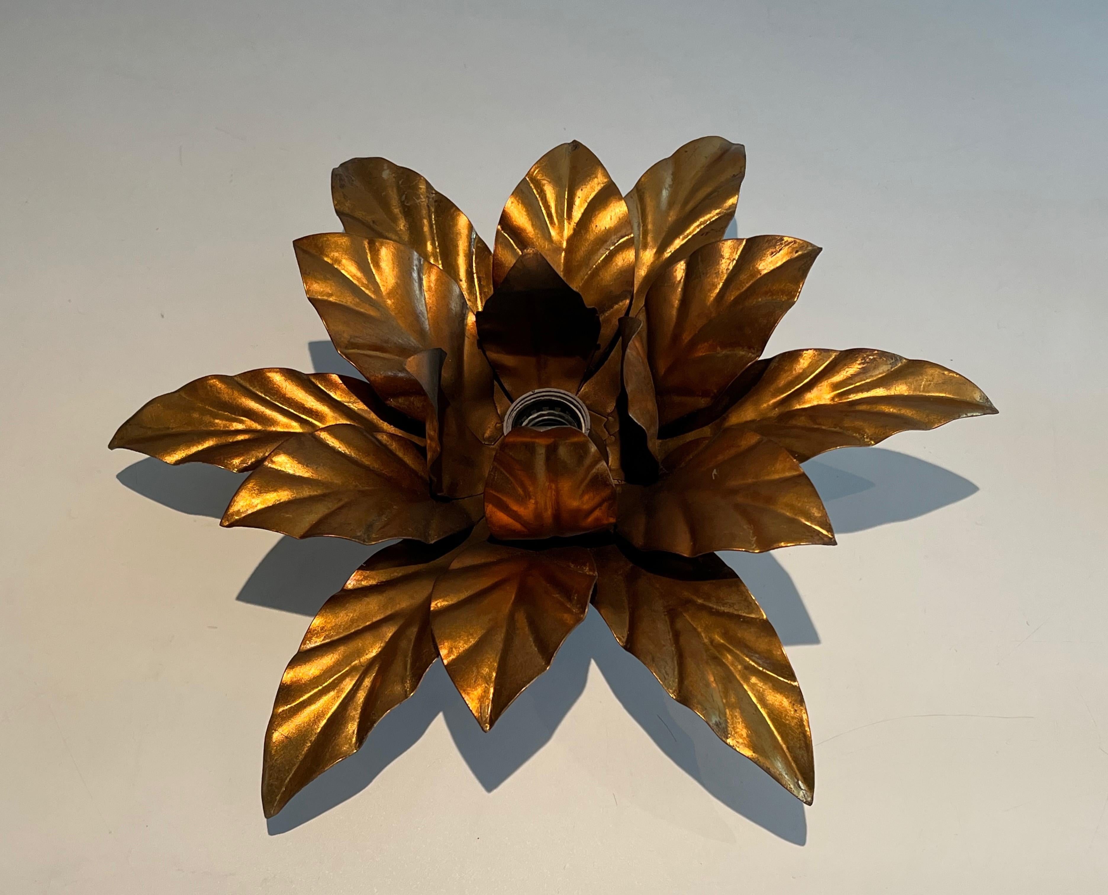 Appliques ou plafonniers à fleurs en métal doré dans le style de la Maison Jansen en vente 8