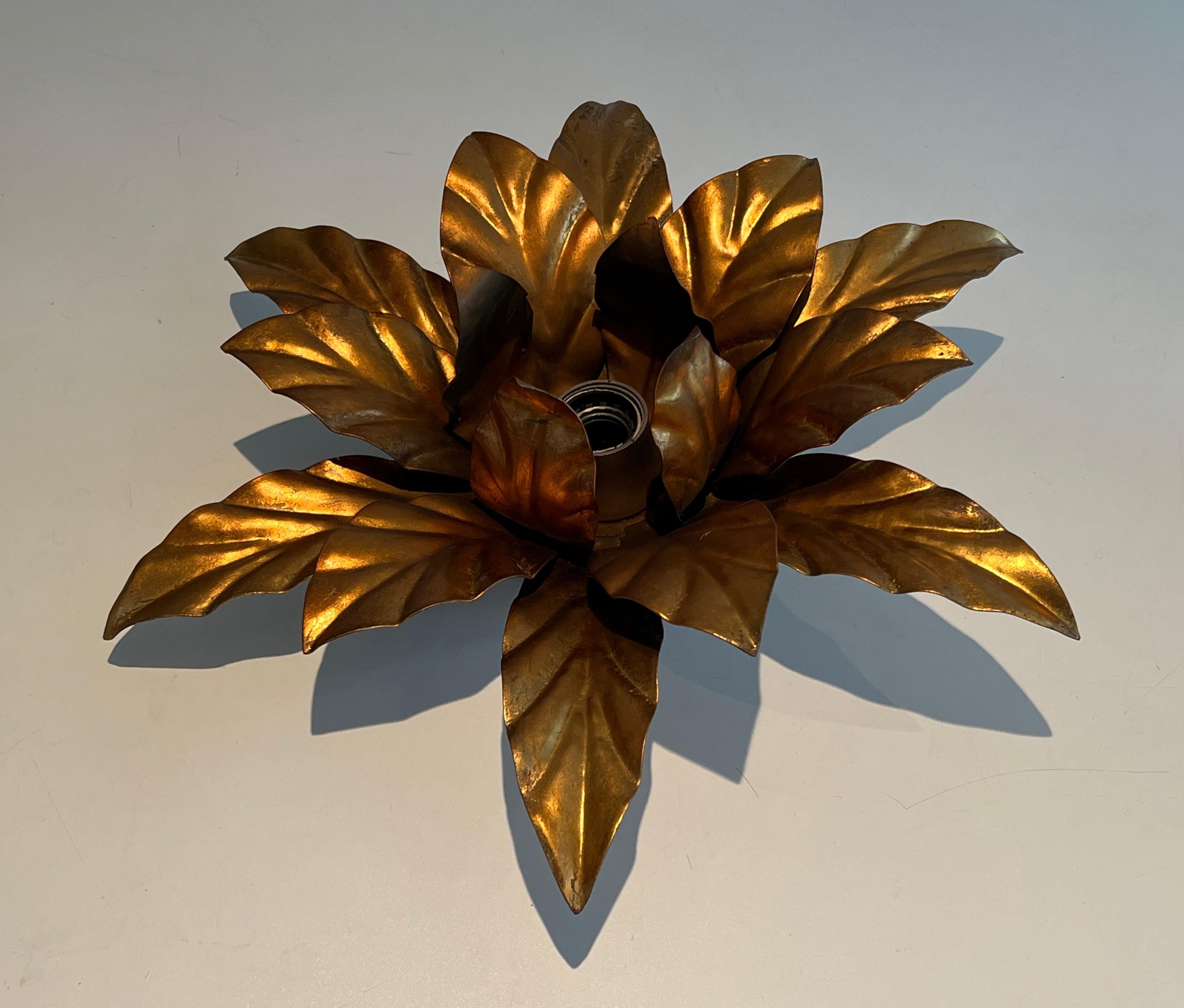 Appliques ou plafonniers à fleurs en métal doré dans le style de la Maison Jansen en vente 10