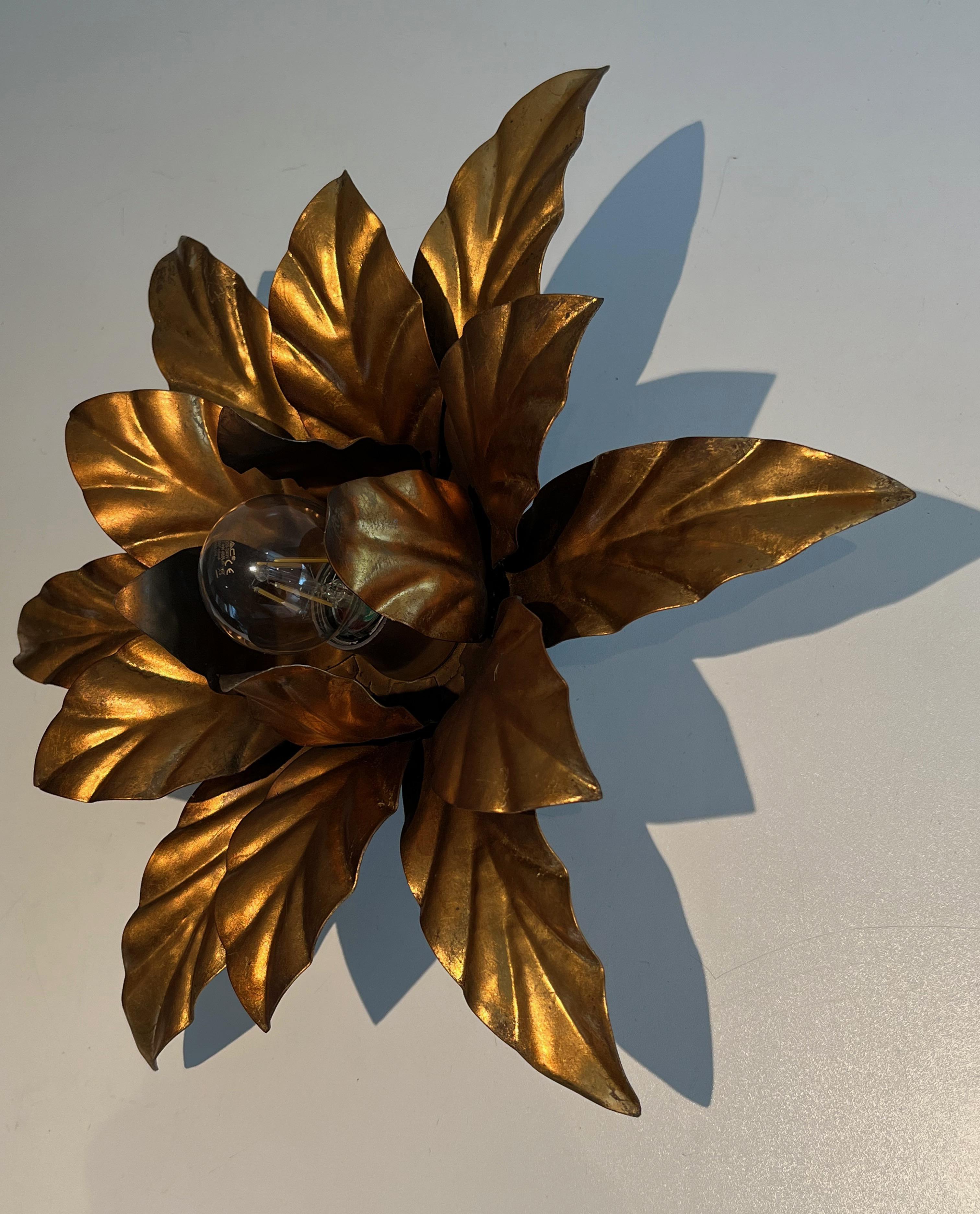 Appliques ou plafonniers à fleurs en métal doré dans le style de la Maison Jansen en vente 11