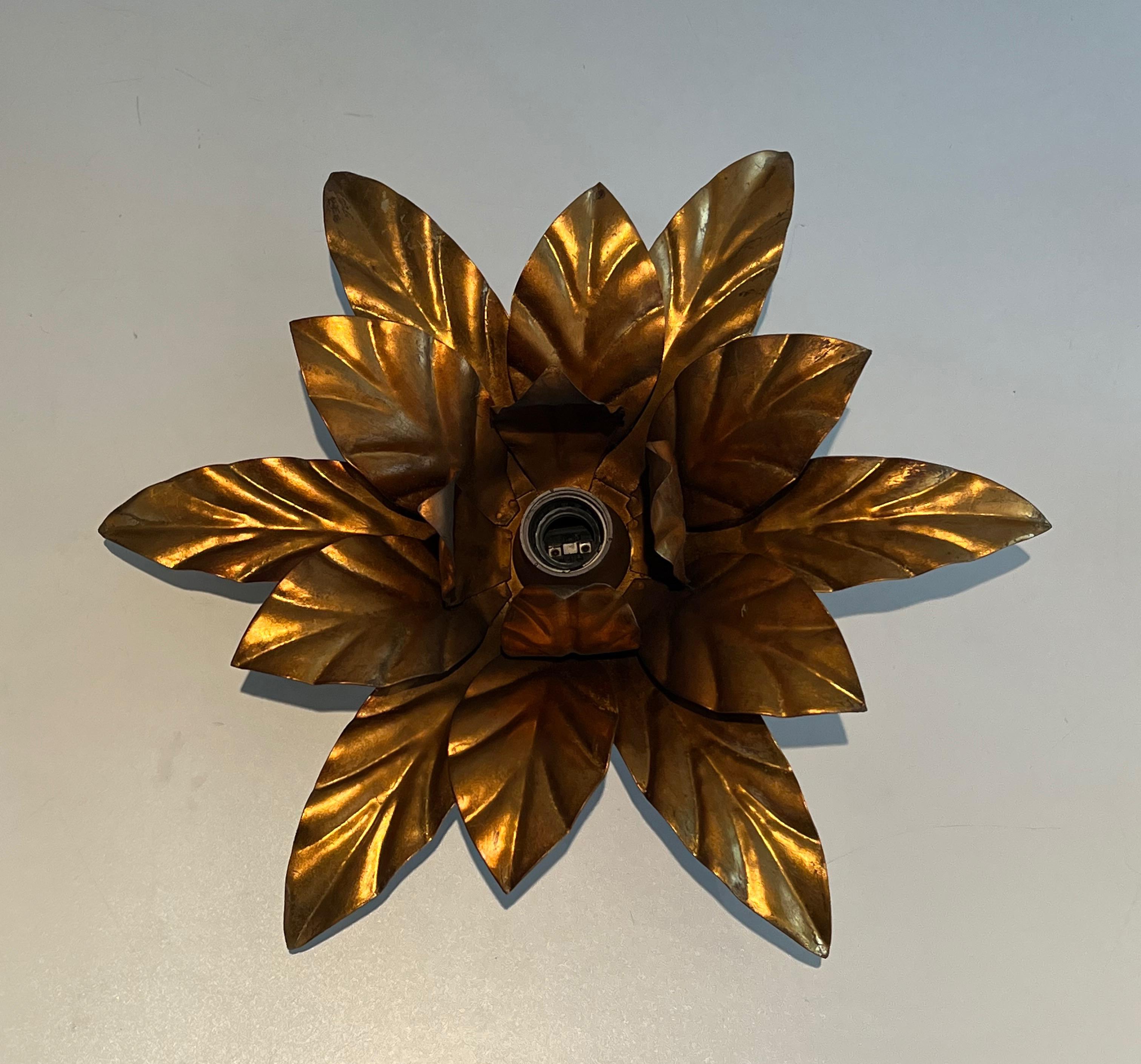 Appliques ou plafonniers à fleurs en métal doré dans le style de la Maison Jansen en vente 12