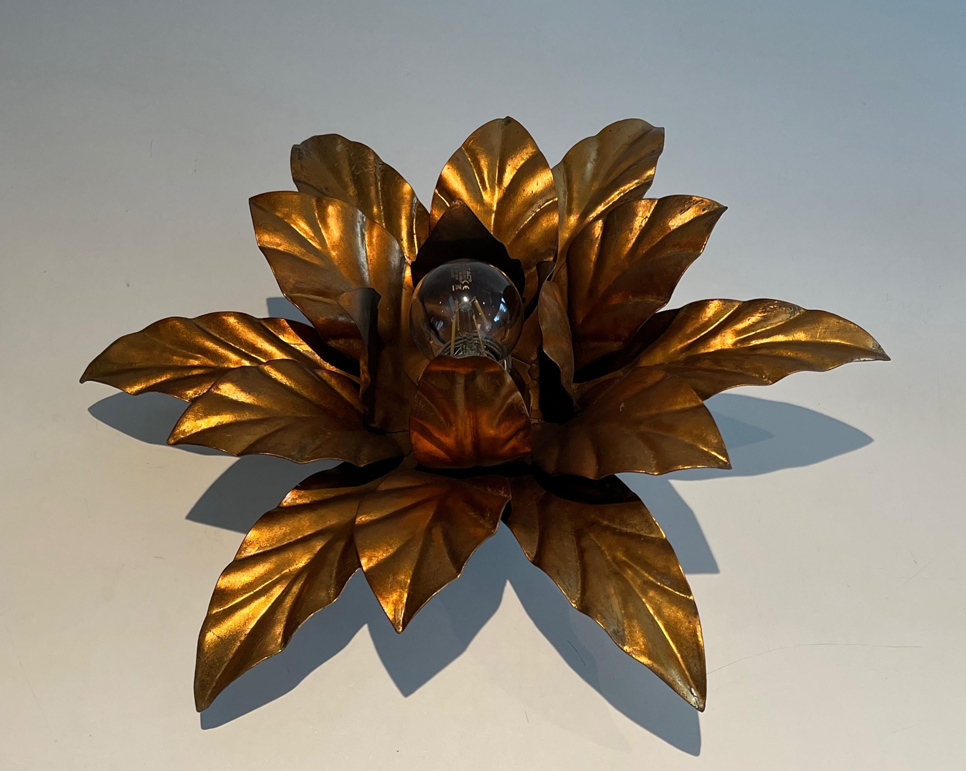Mid-Century Modern Appliques ou plafonniers à fleurs en métal doré dans le style de la Maison Jansen en vente