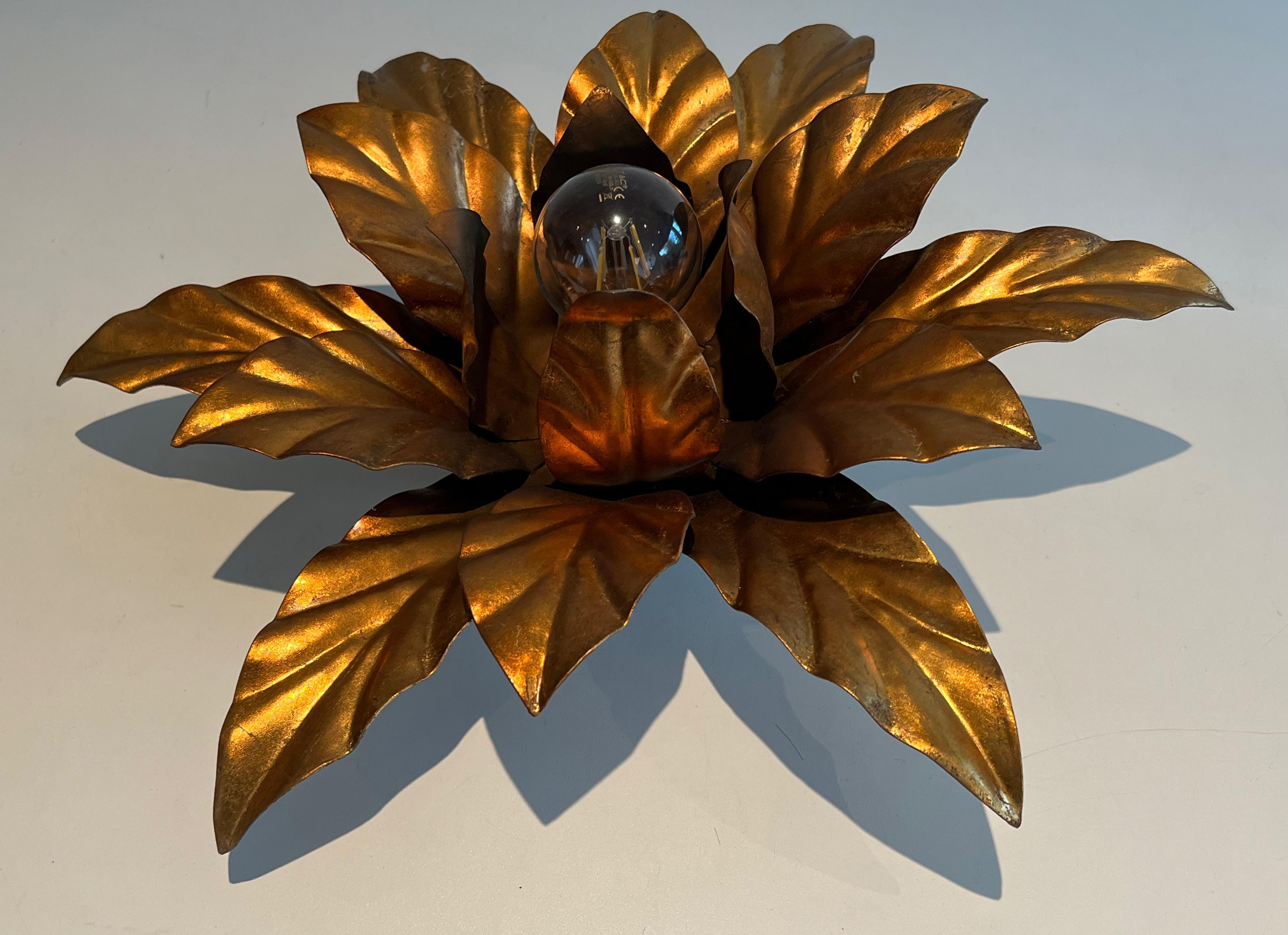 Français Appliques ou plafonniers à fleurs en métal doré dans le style de la Maison Jansen en vente