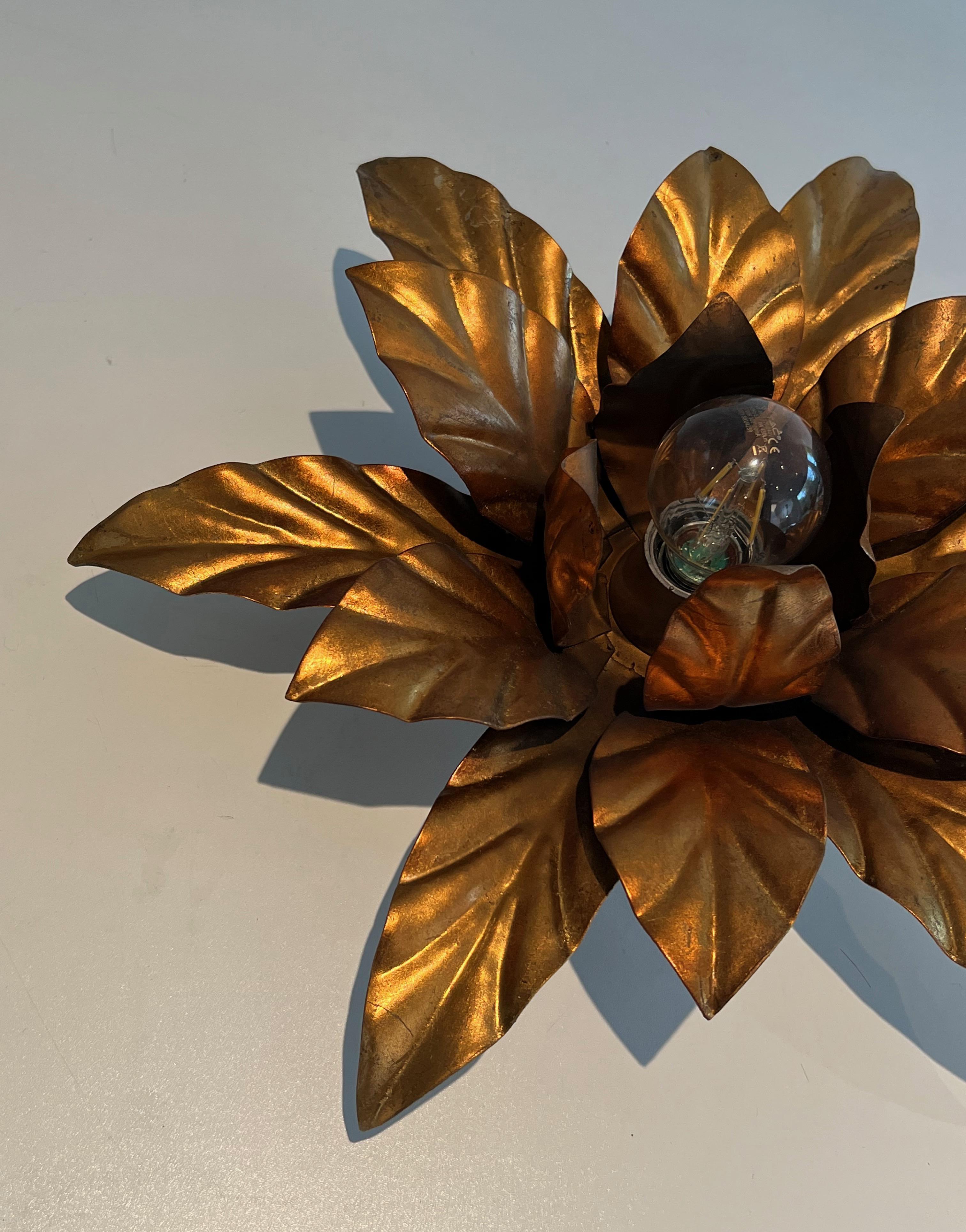 Appliques ou plafonniers à fleurs en métal doré dans le style de la Maison Jansen Bon état - En vente à Marcq-en-Barœul, Hauts-de-France