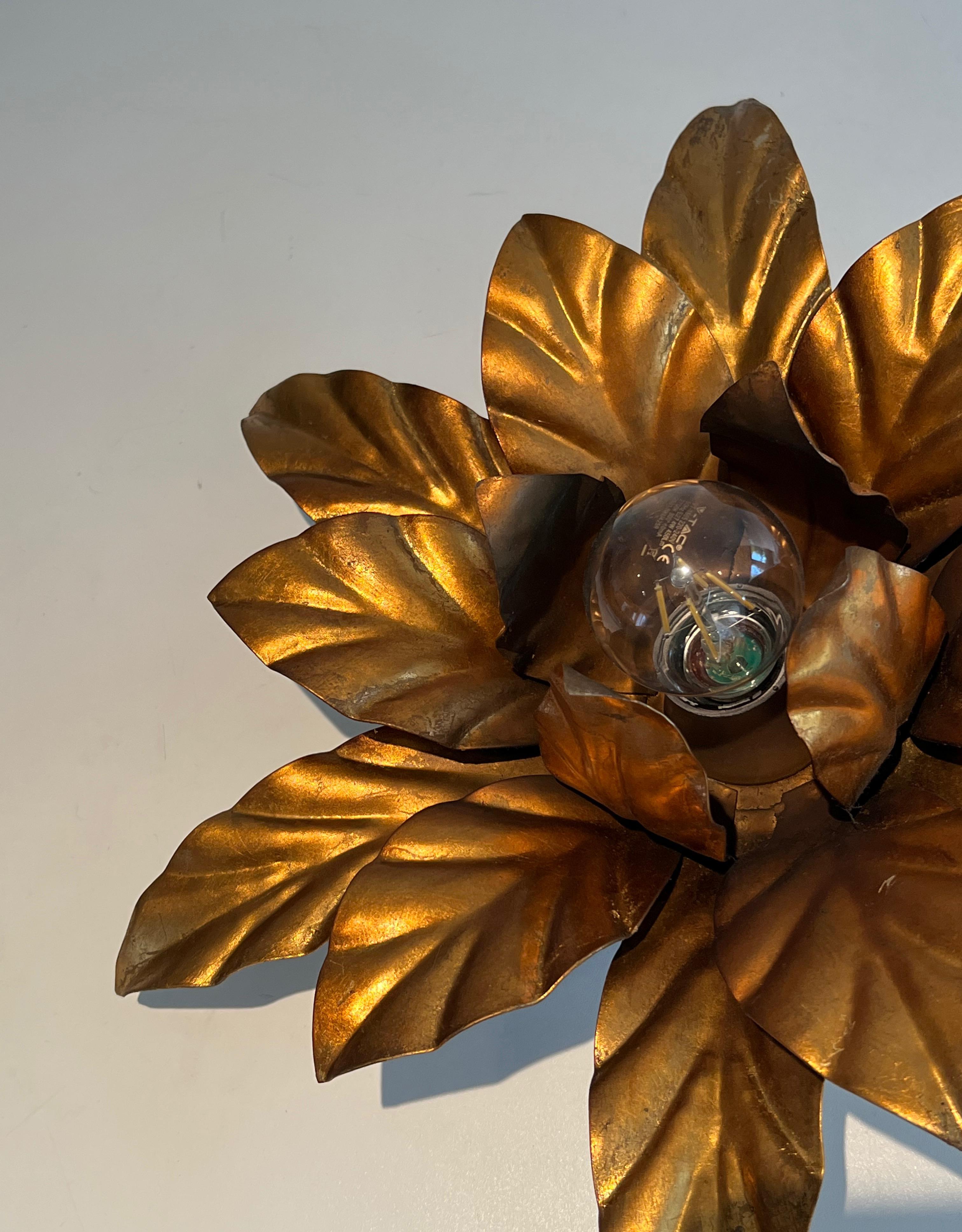 Milieu du XXe siècle Appliques ou plafonniers à fleurs en métal doré dans le style de la Maison Jansen en vente