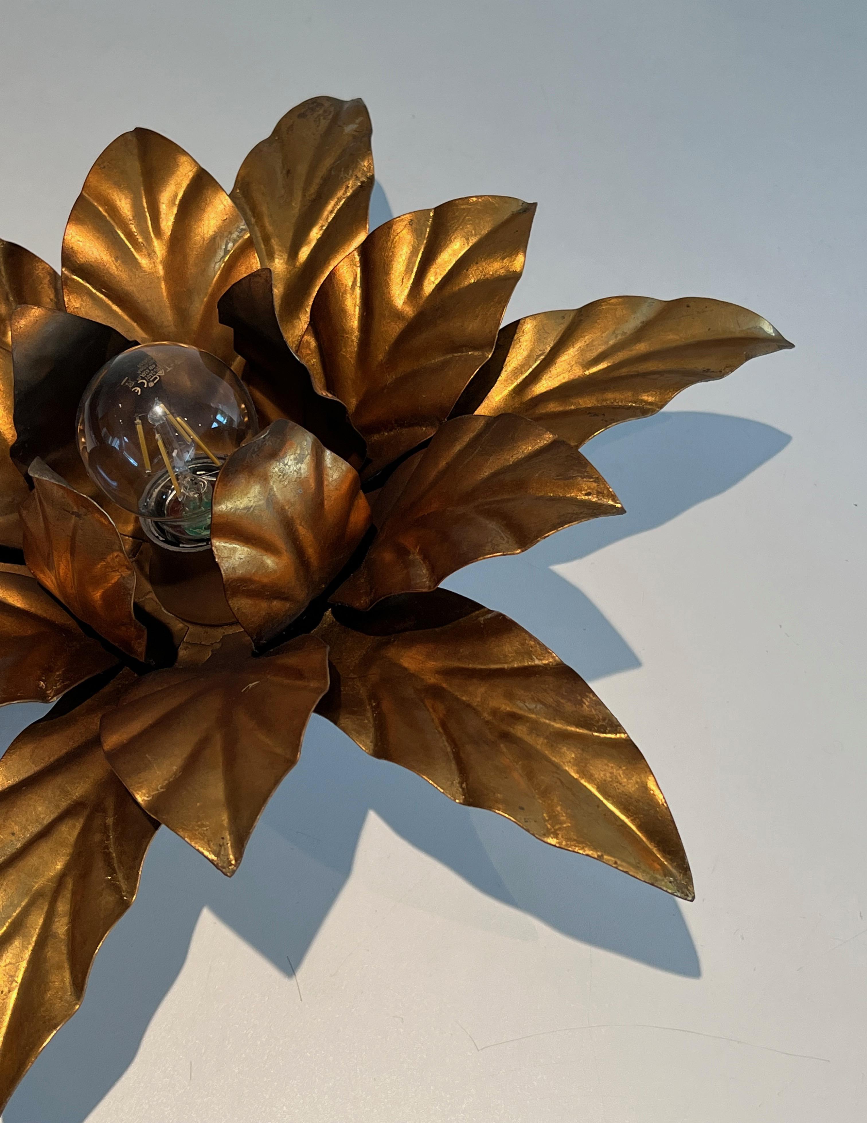 Métal Appliques ou plafonniers à fleurs en métal doré dans le style de la Maison Jansen en vente