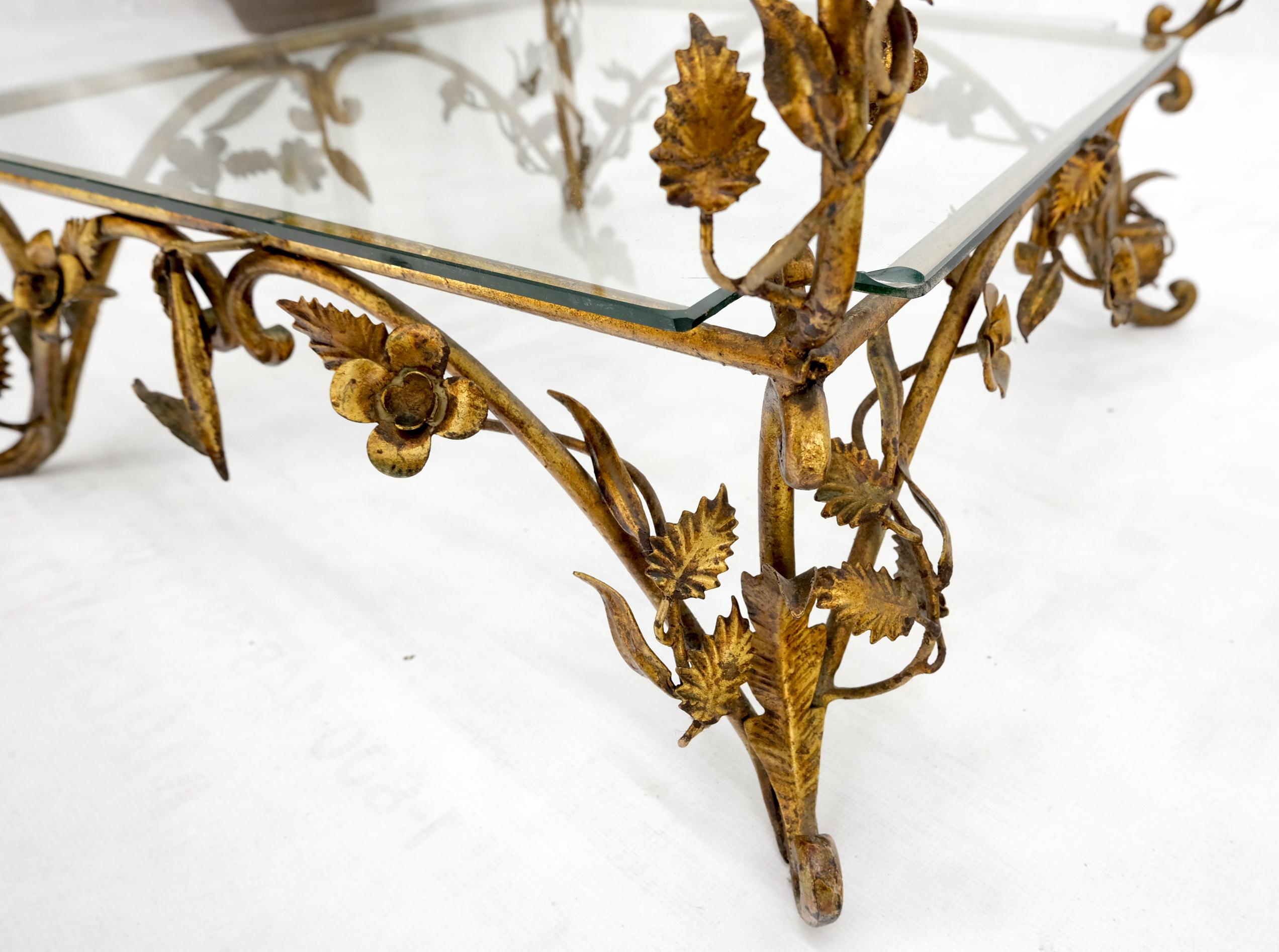 Étagères en métal doré décorées de fleurs en forme de pyramide et d'étagères, table étagère italienne en vente 4