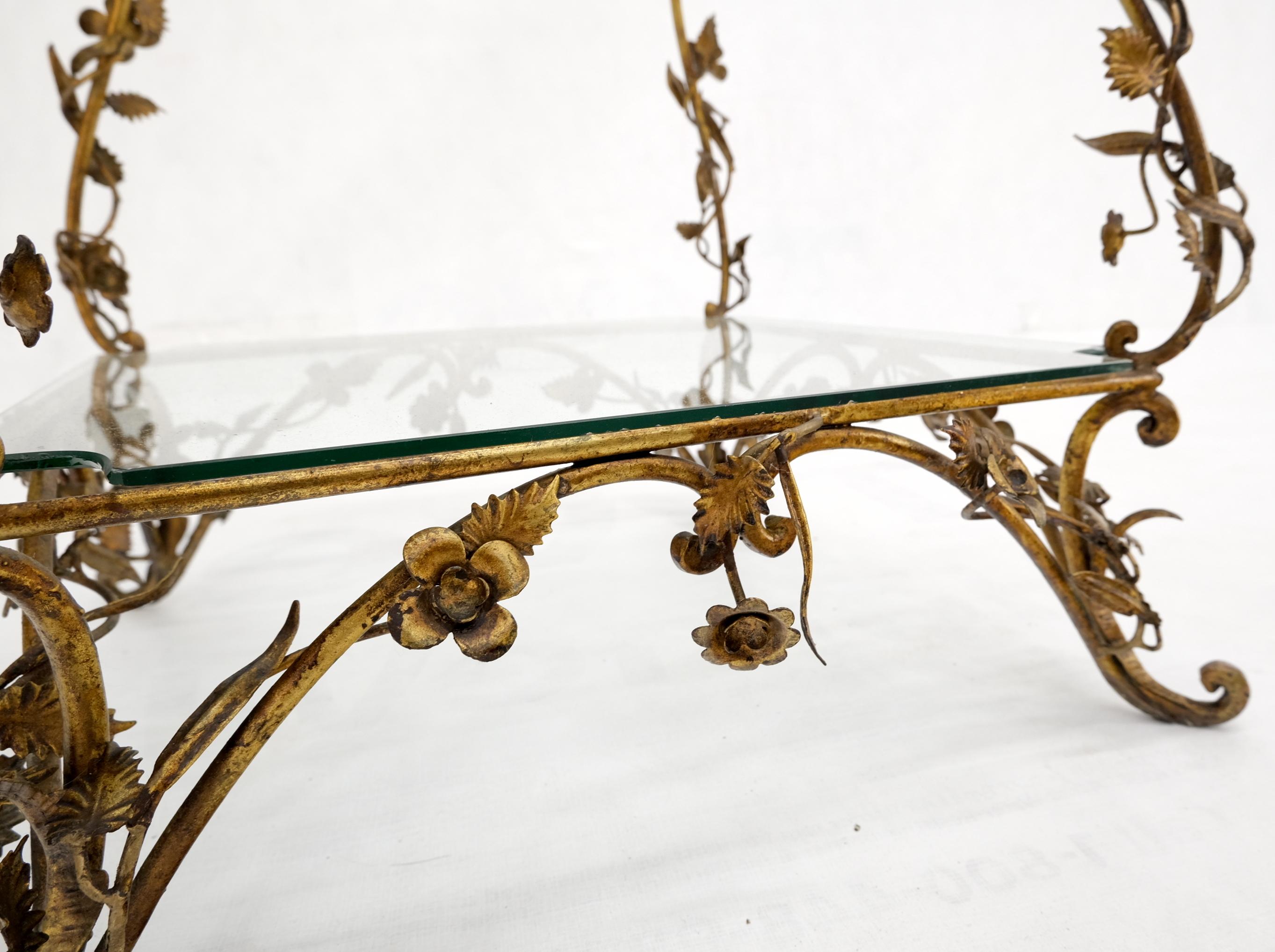 Étagères en métal doré décorées de fleurs en forme de pyramide et d'étagères, table étagère italienne en vente 5