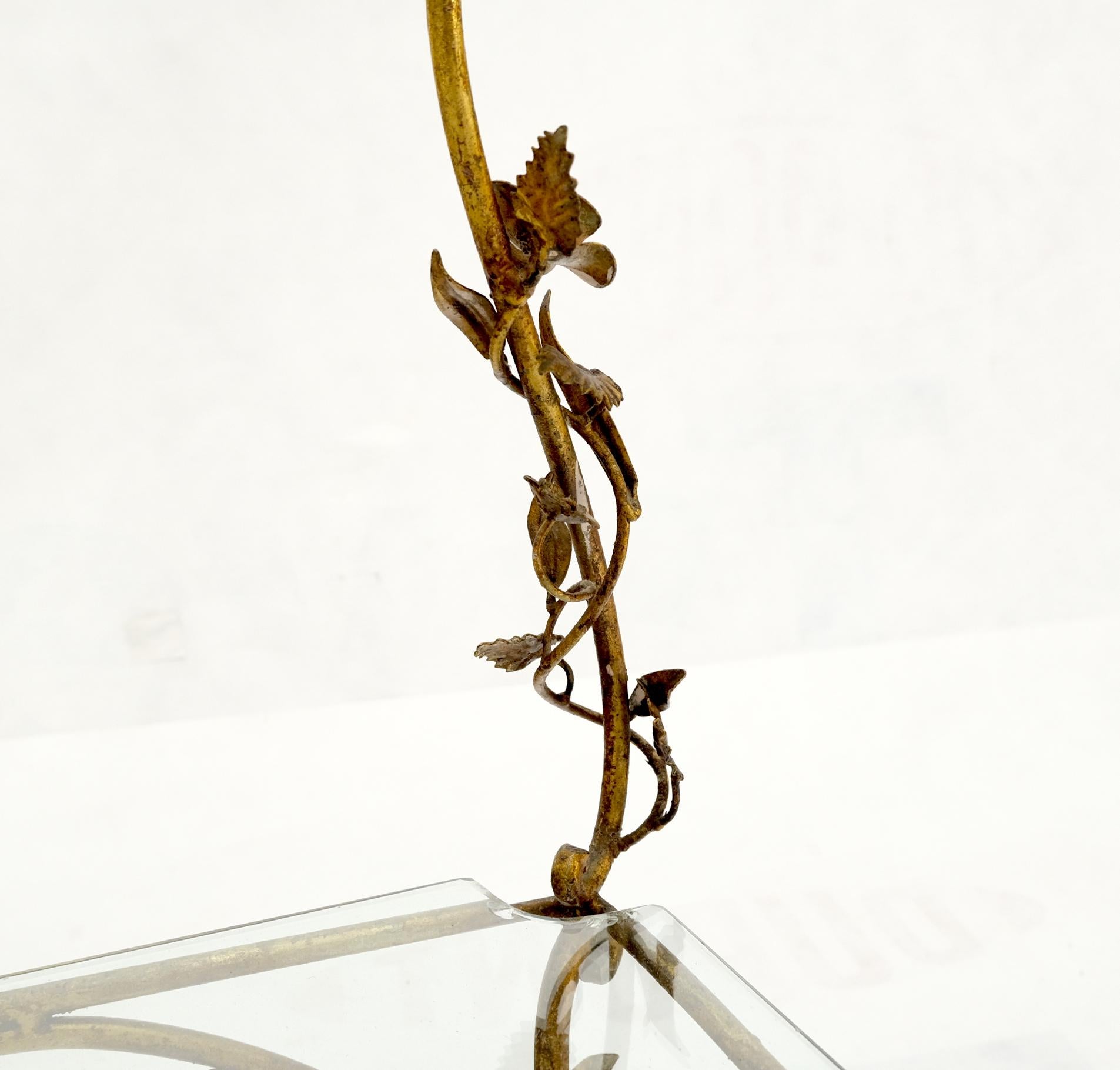 Étagères en métal doré décorées de fleurs en forme de pyramide et d'étagères, table étagère italienne en vente 6