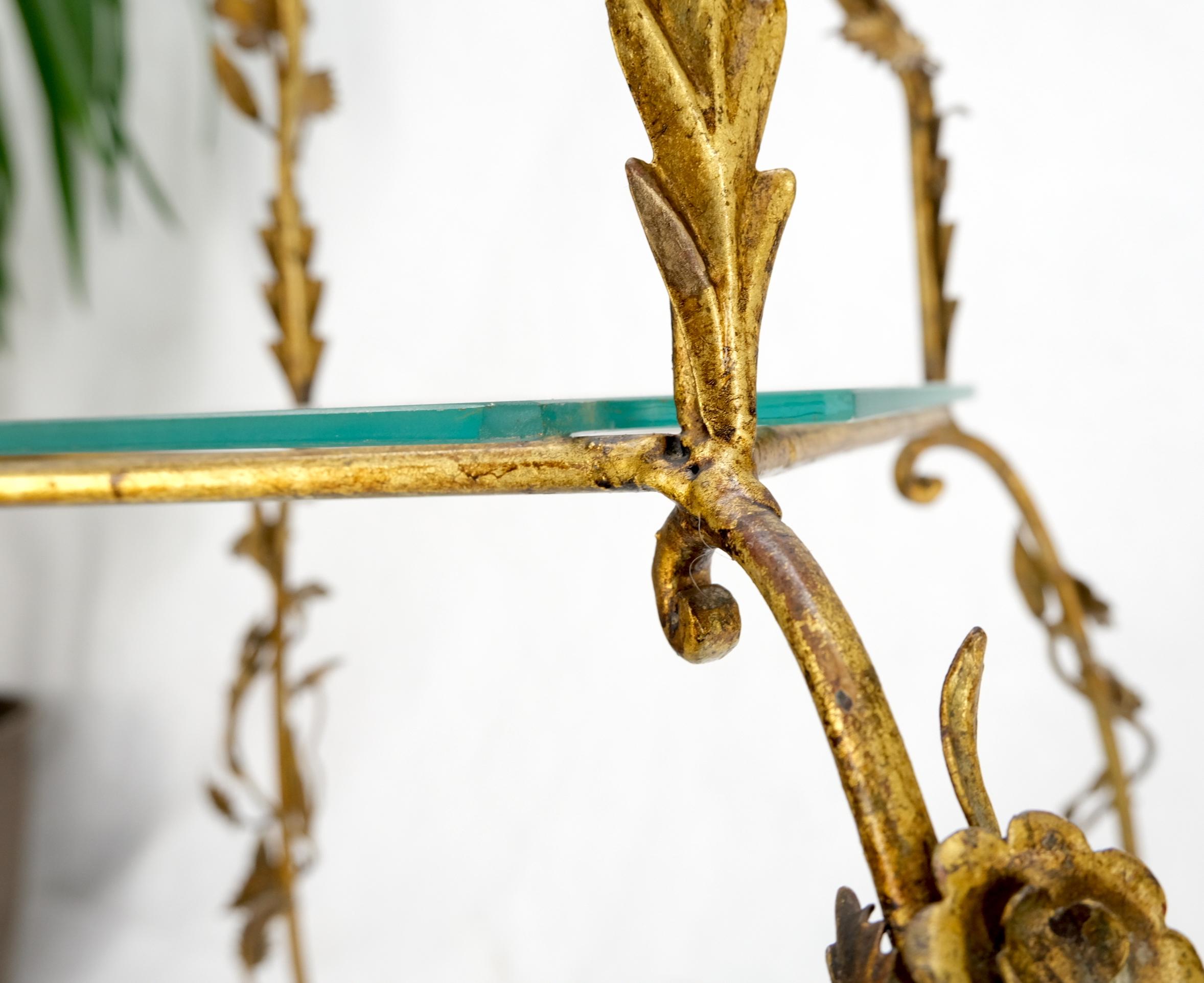 Étagères en métal doré décorées de fleurs en forme de pyramide et d'étagères, table étagère italienne en vente 7