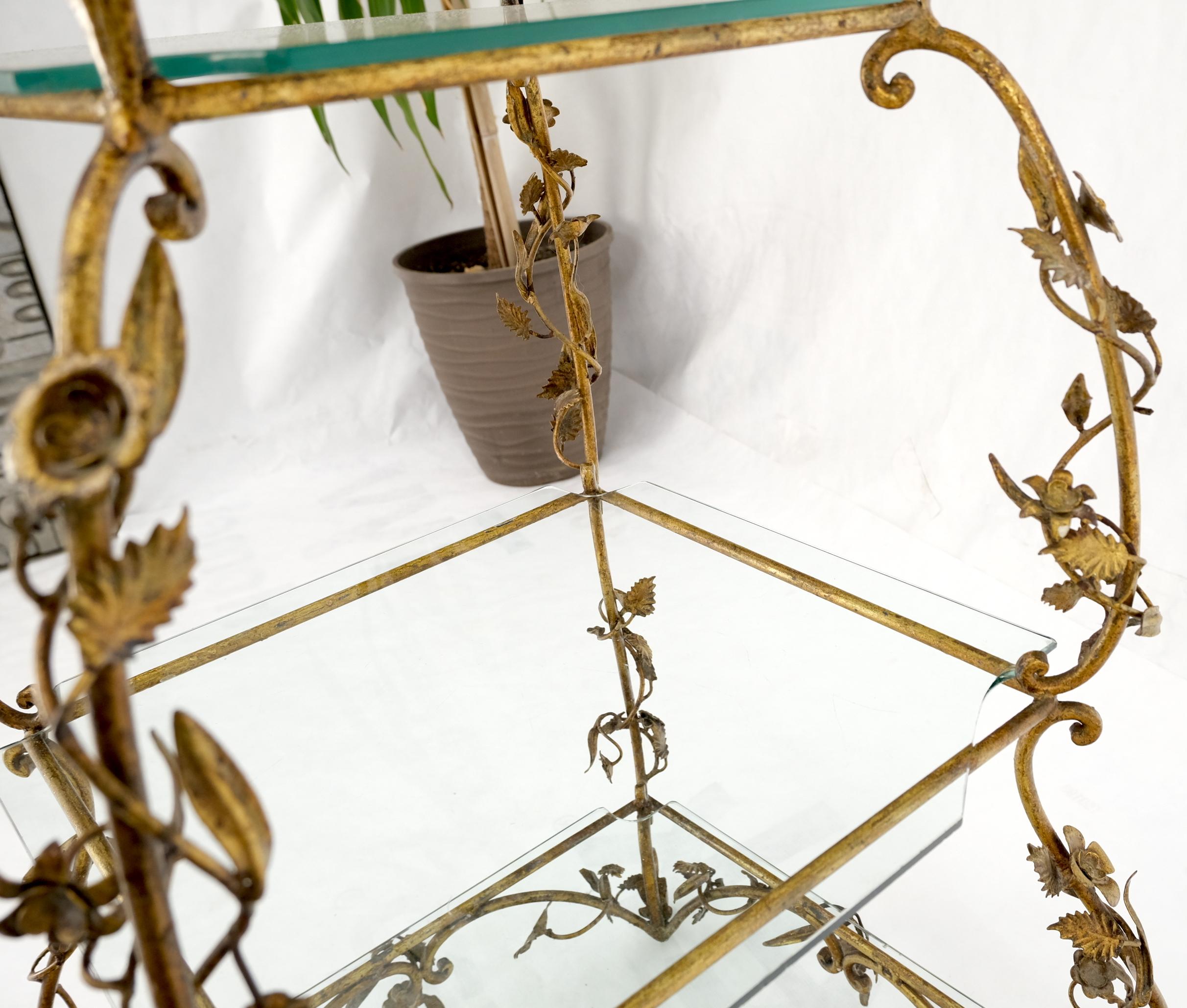 Étagères en métal doré décorées de fleurs en forme de pyramide et d'étagères, table étagère italienne en vente 8