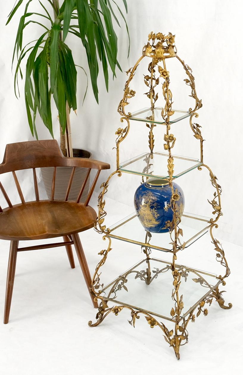 Doré Étagères en métal doré décorées de fleurs en forme de pyramide et d'étagères, table étagère italienne en vente