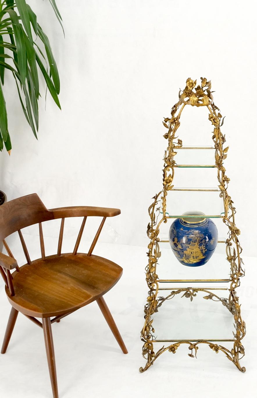 20ième siècle Étagères en métal doré décorées de fleurs en forme de pyramide et d'étagères, table étagère italienne en vente