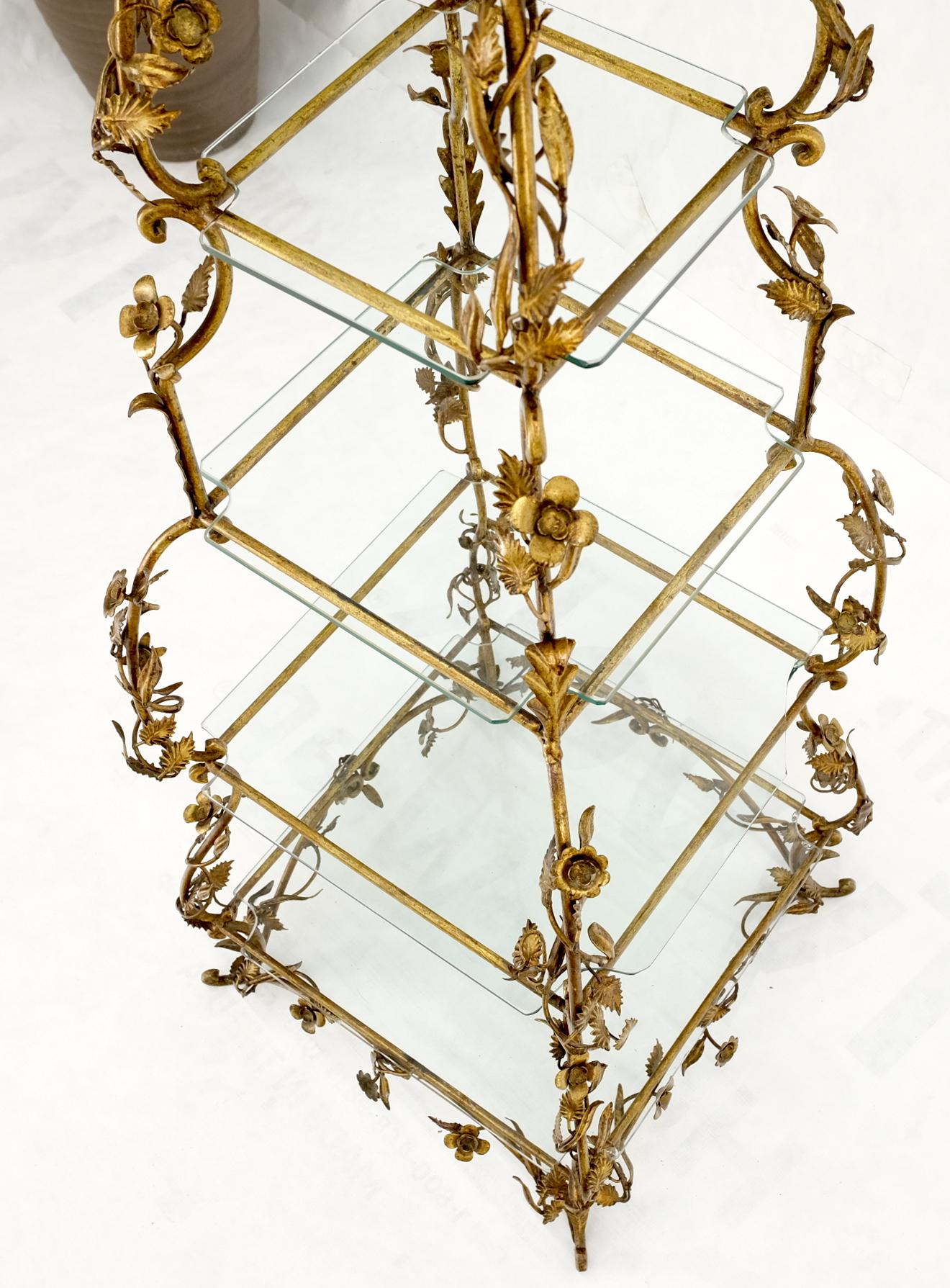 Métal Étagères en métal doré décorées de fleurs en forme de pyramide et d'étagères, table étagère italienne en vente
