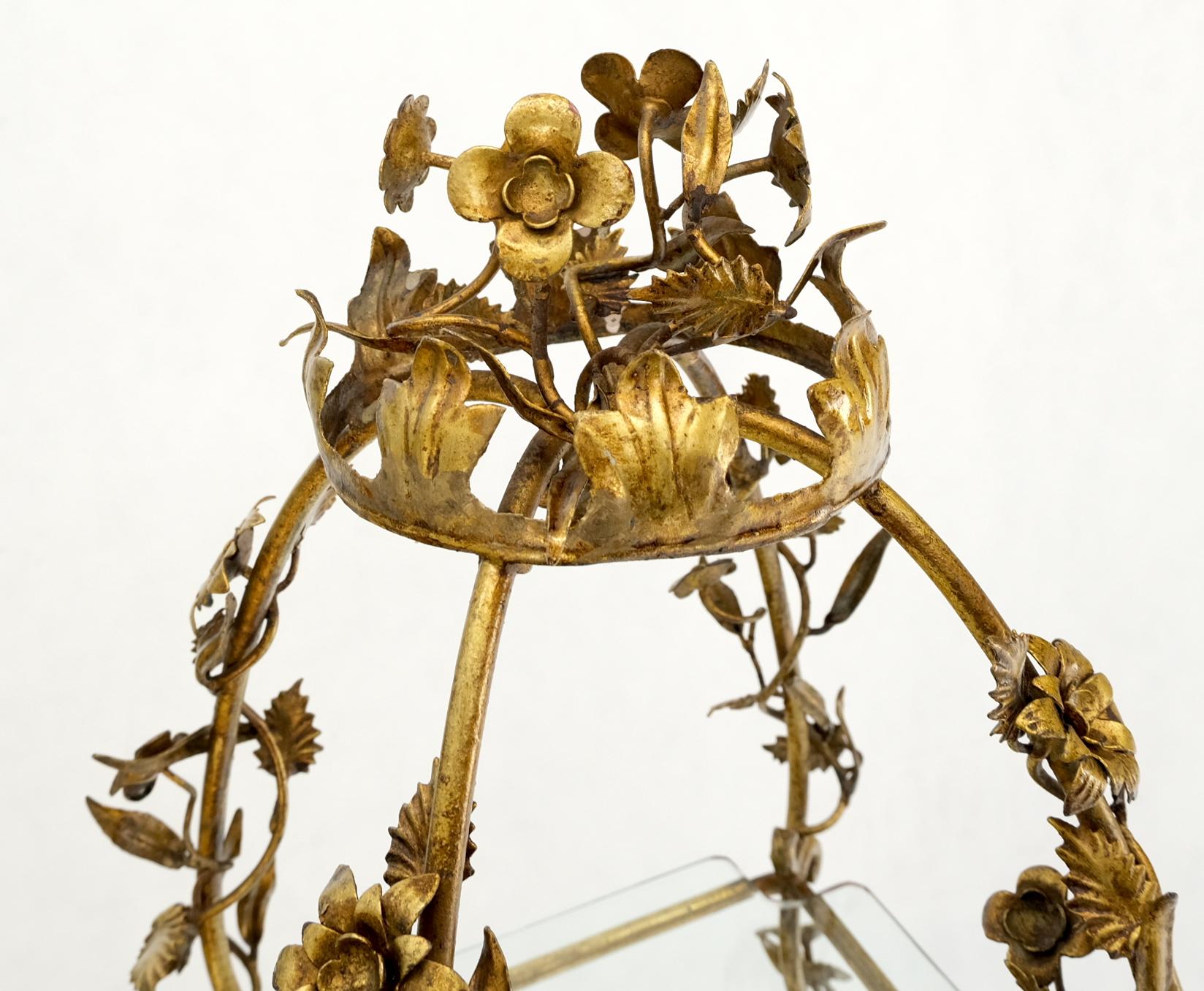 Étagères en métal doré décorées de fleurs en forme de pyramide et d'étagères, table étagère italienne en vente 1