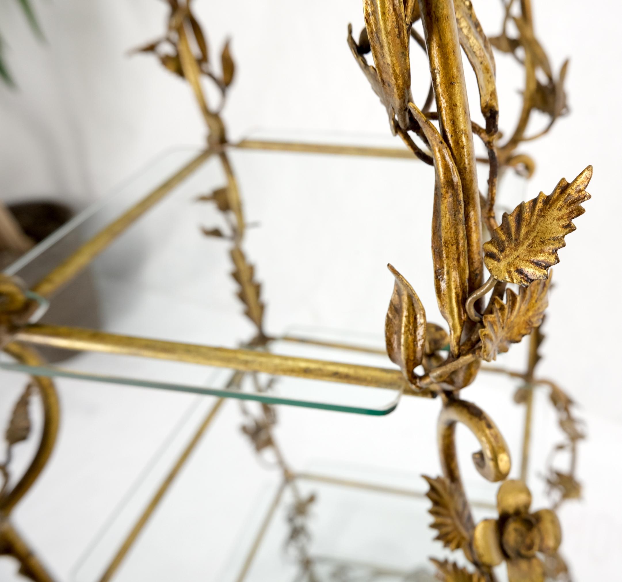Étagères en métal doré décorées de fleurs en forme de pyramide et d'étagères, table étagère italienne en vente 2