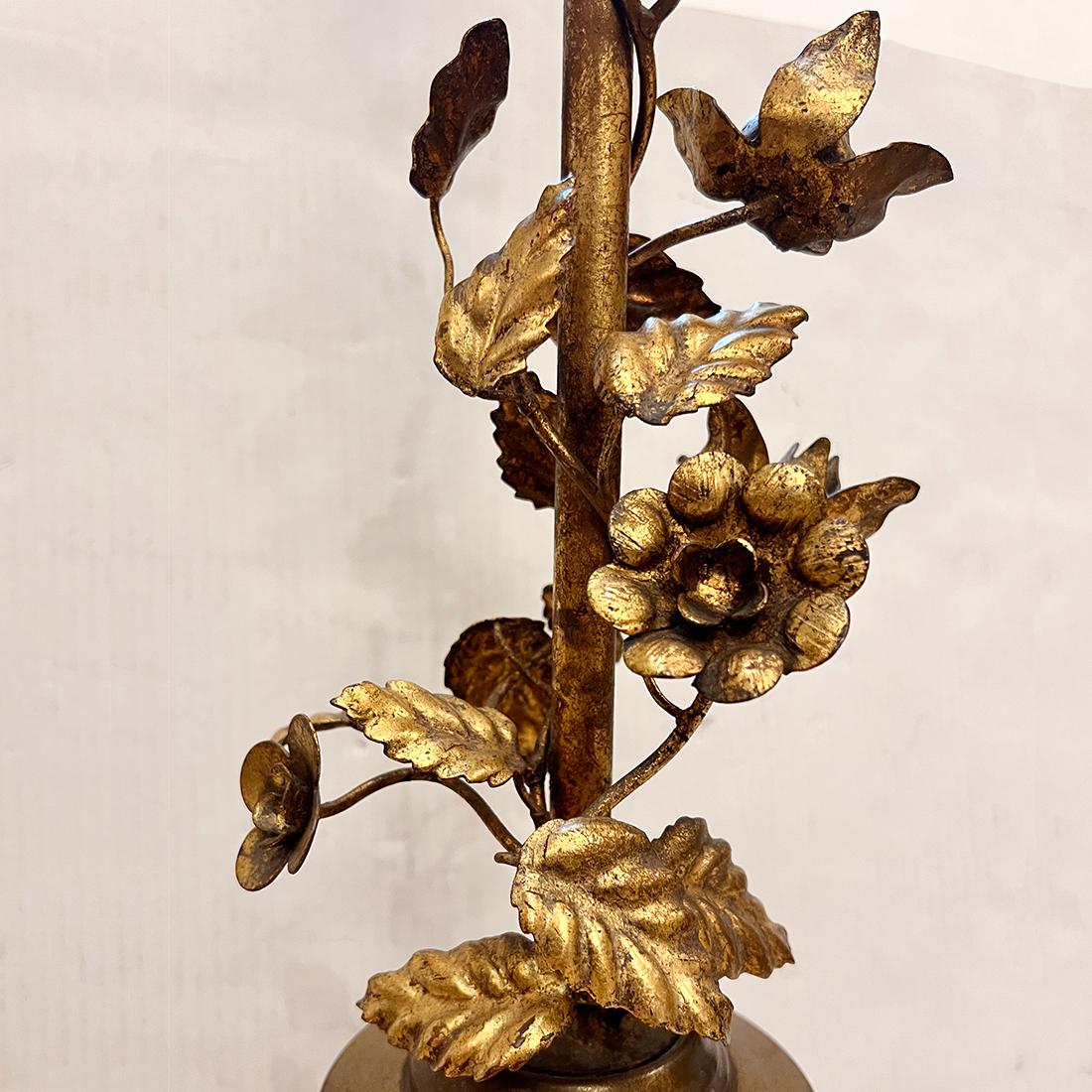 italien Lampe à feuillage en métal doré en vente