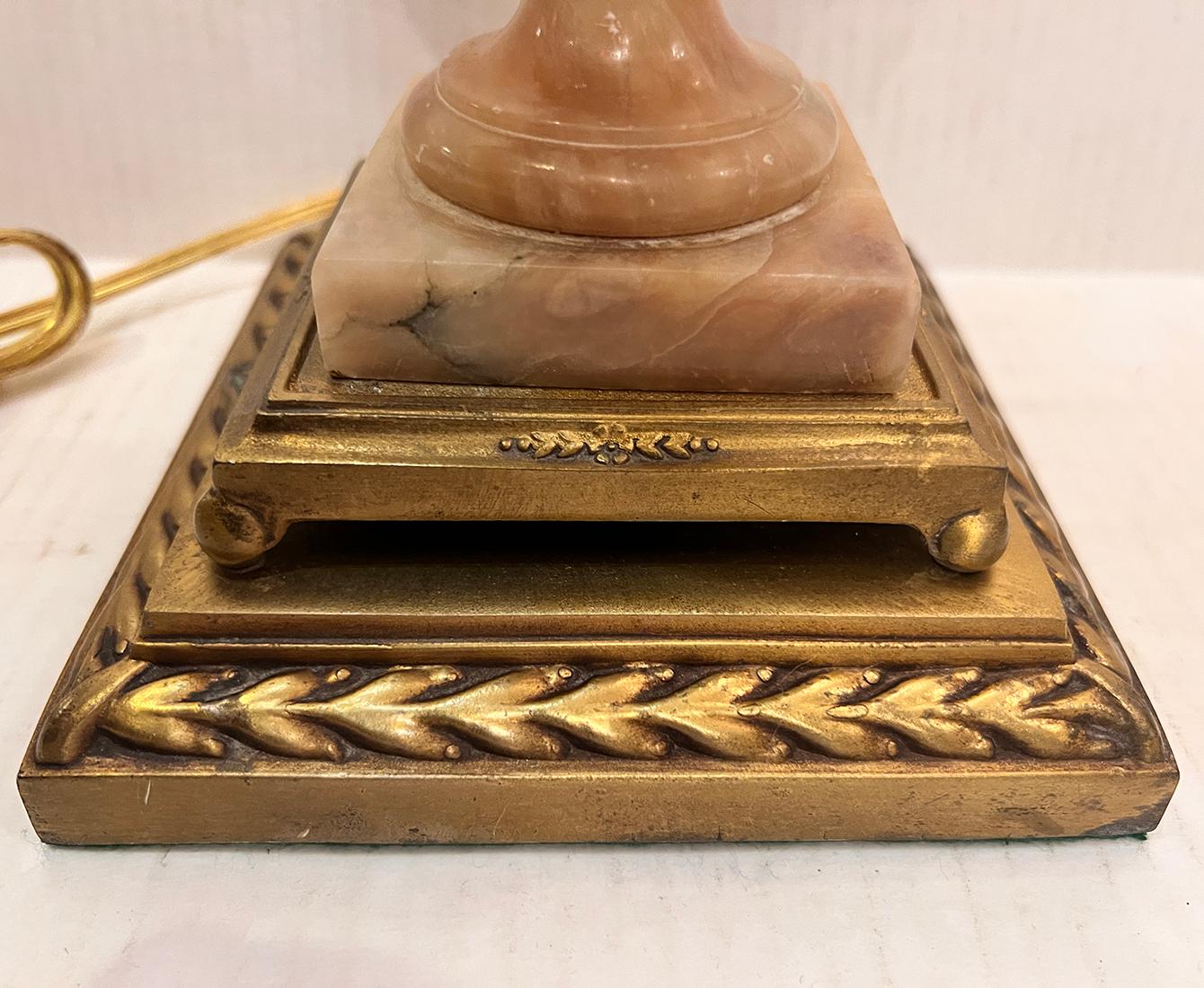 Doré Lampe à feuillage en métal doré en vente