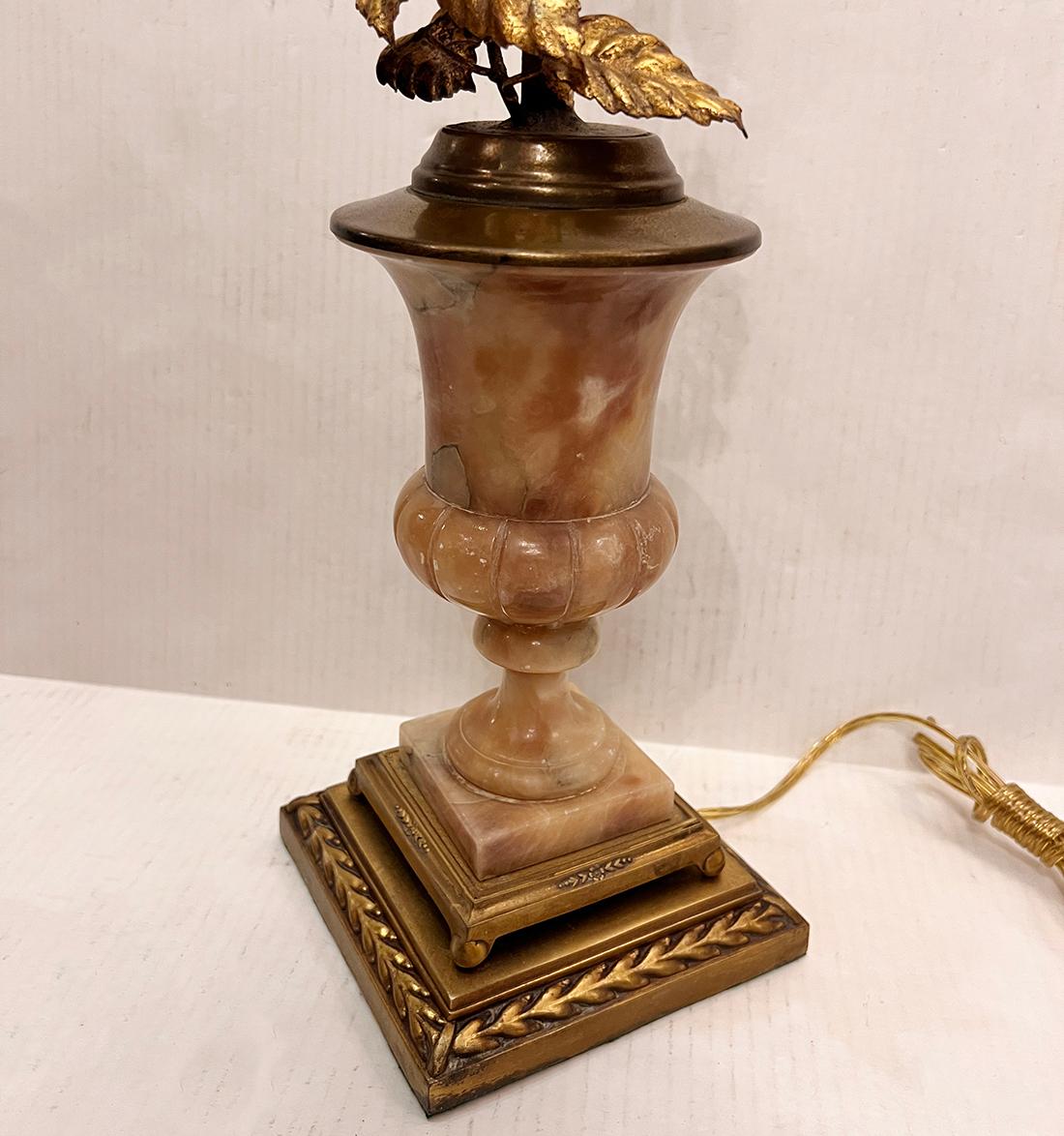 Lampe à feuillage en métal doré Bon état - En vente à New York, NY