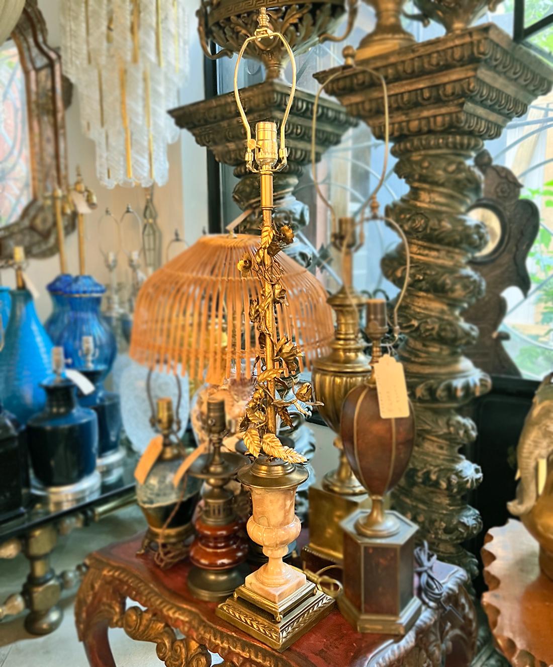 Milieu du XXe siècle Lampe à feuillage en métal doré en vente