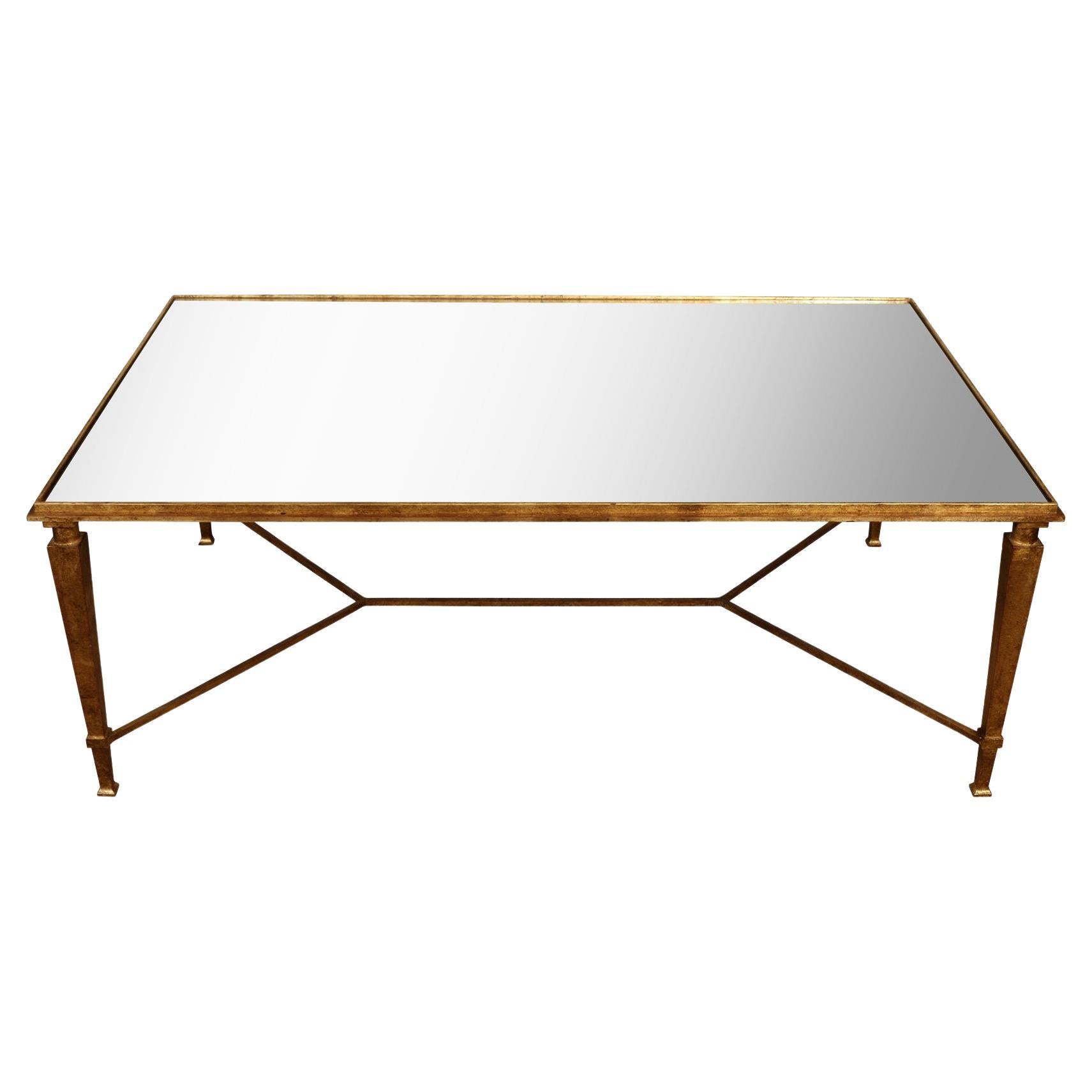 Table basse de style français en métal doré avec plateau en miroir