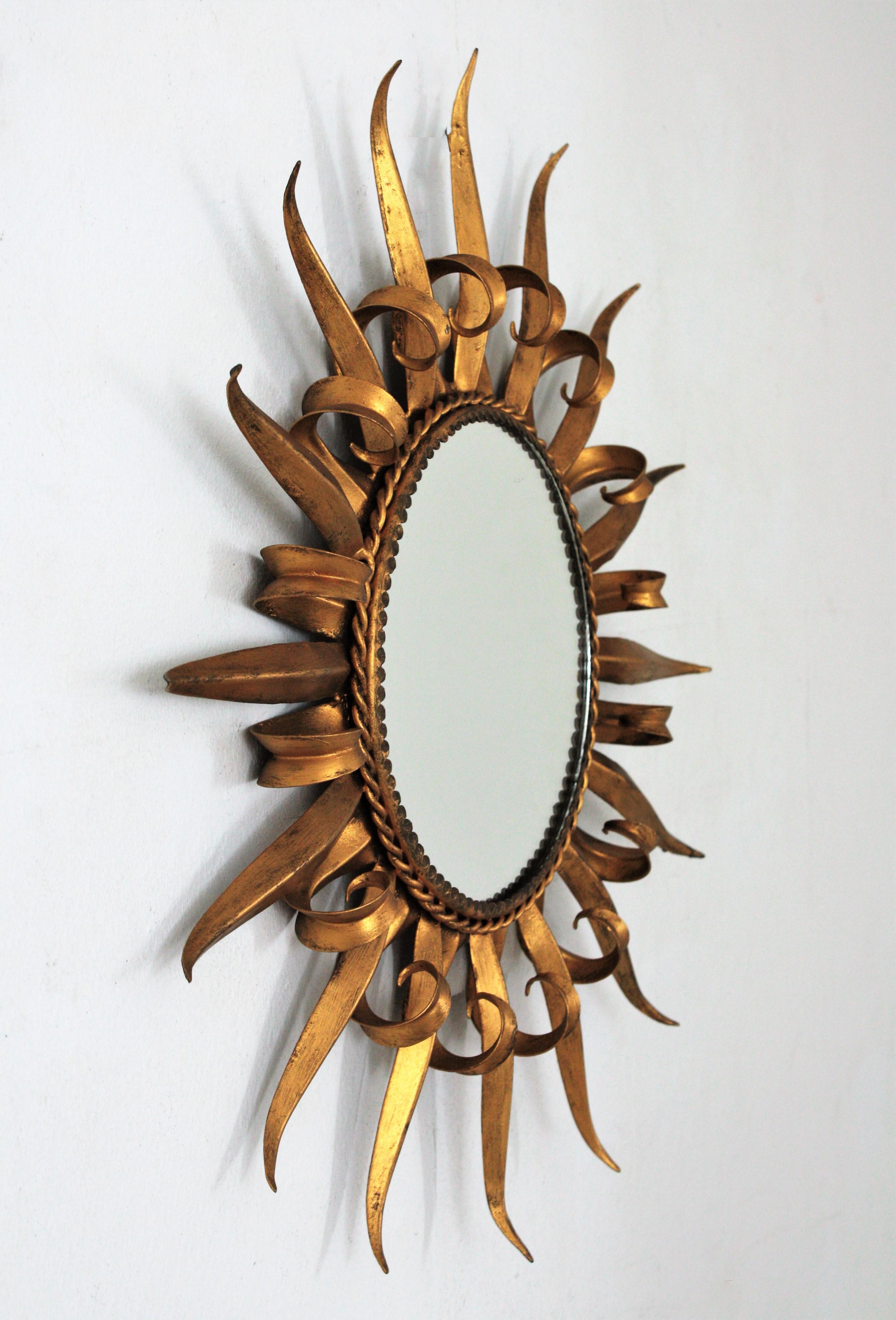 Mid-Century Modern Miroir français à cils de soleil en fer doré, années 1950 en vente
