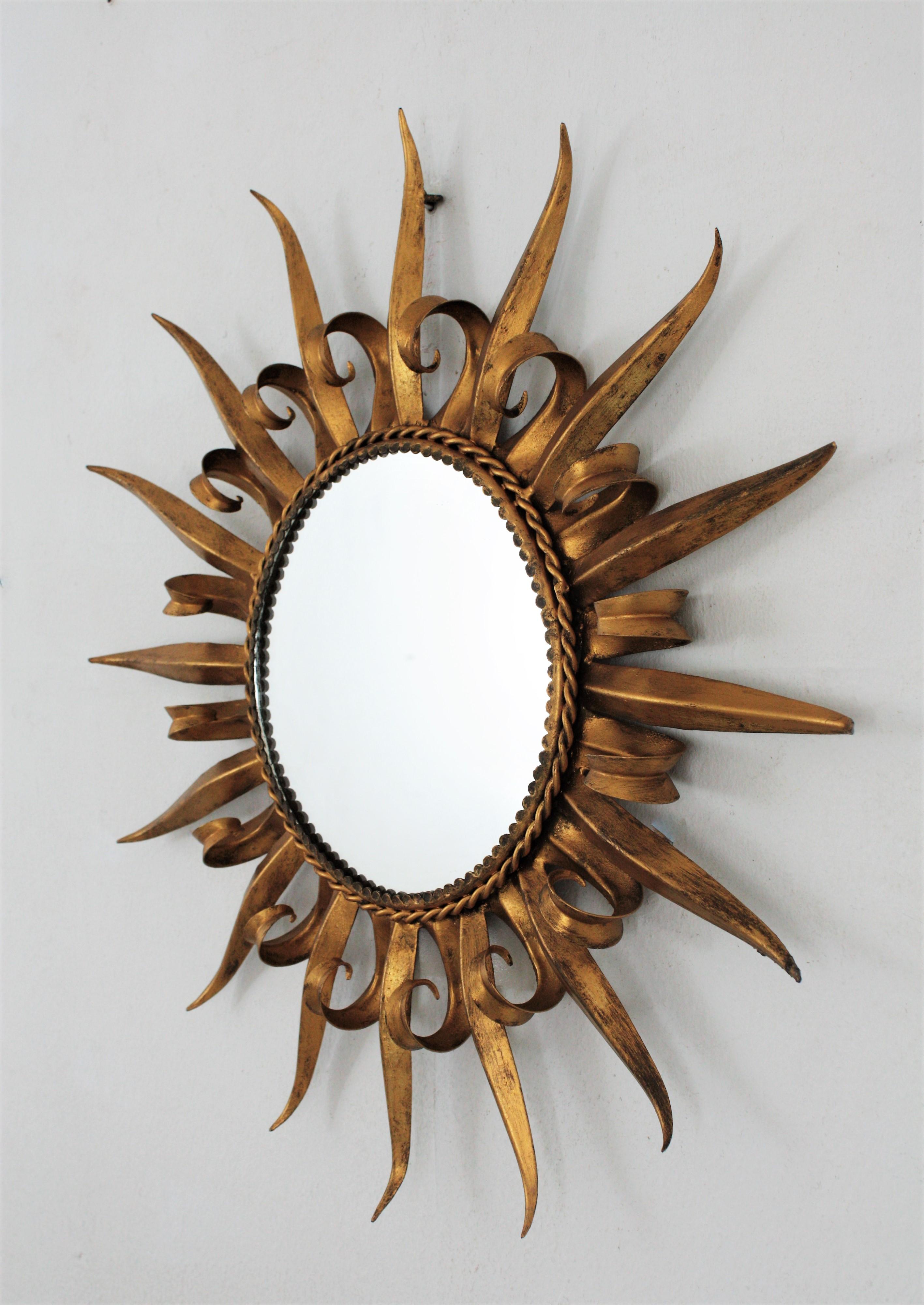 Martelé Miroir français à cils de soleil en fer doré, années 1950 en vente