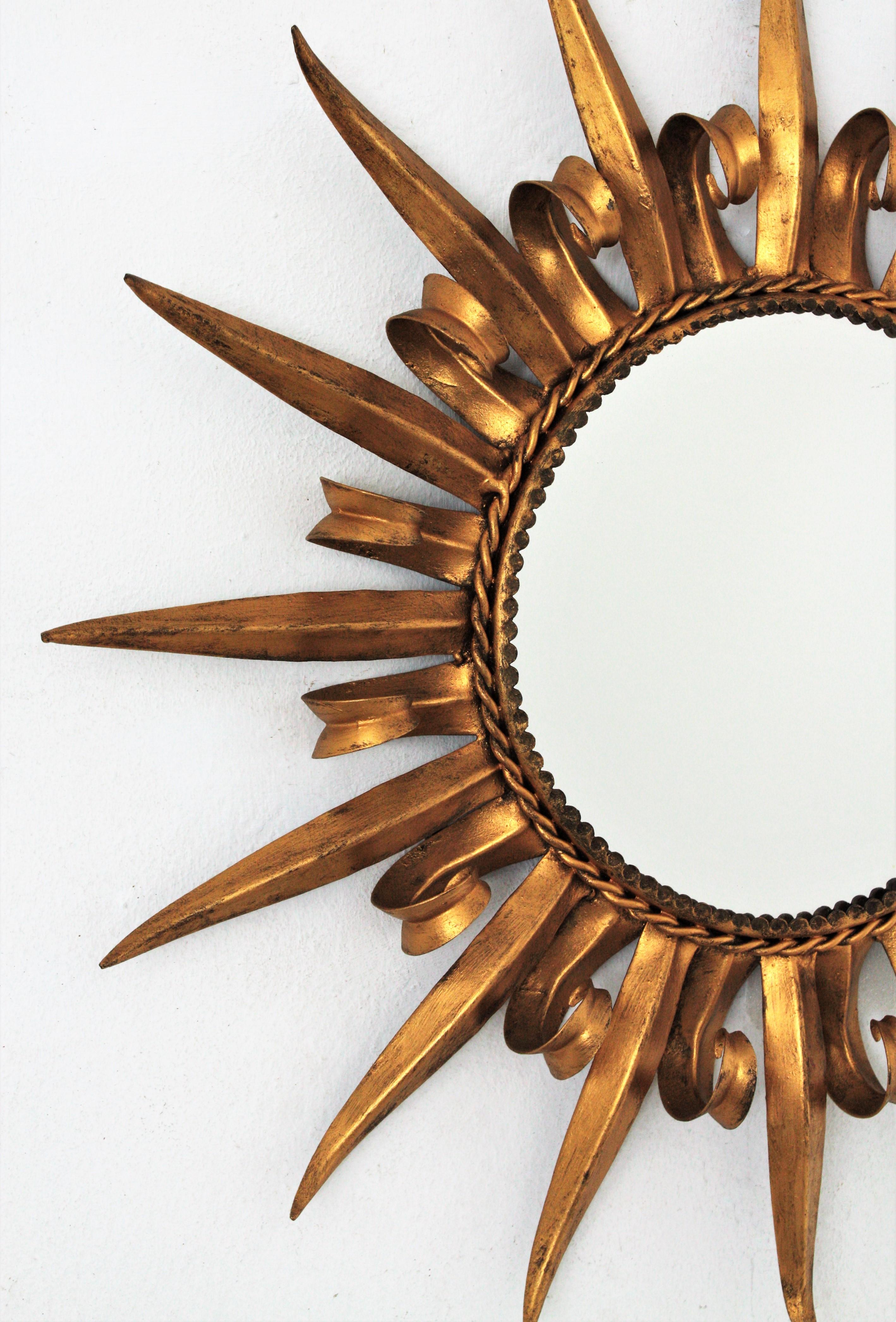 French Sunburst Eyelash Mirror in Gilt Iron, 1950s In Good Condition For Sale In Barcelona, ES