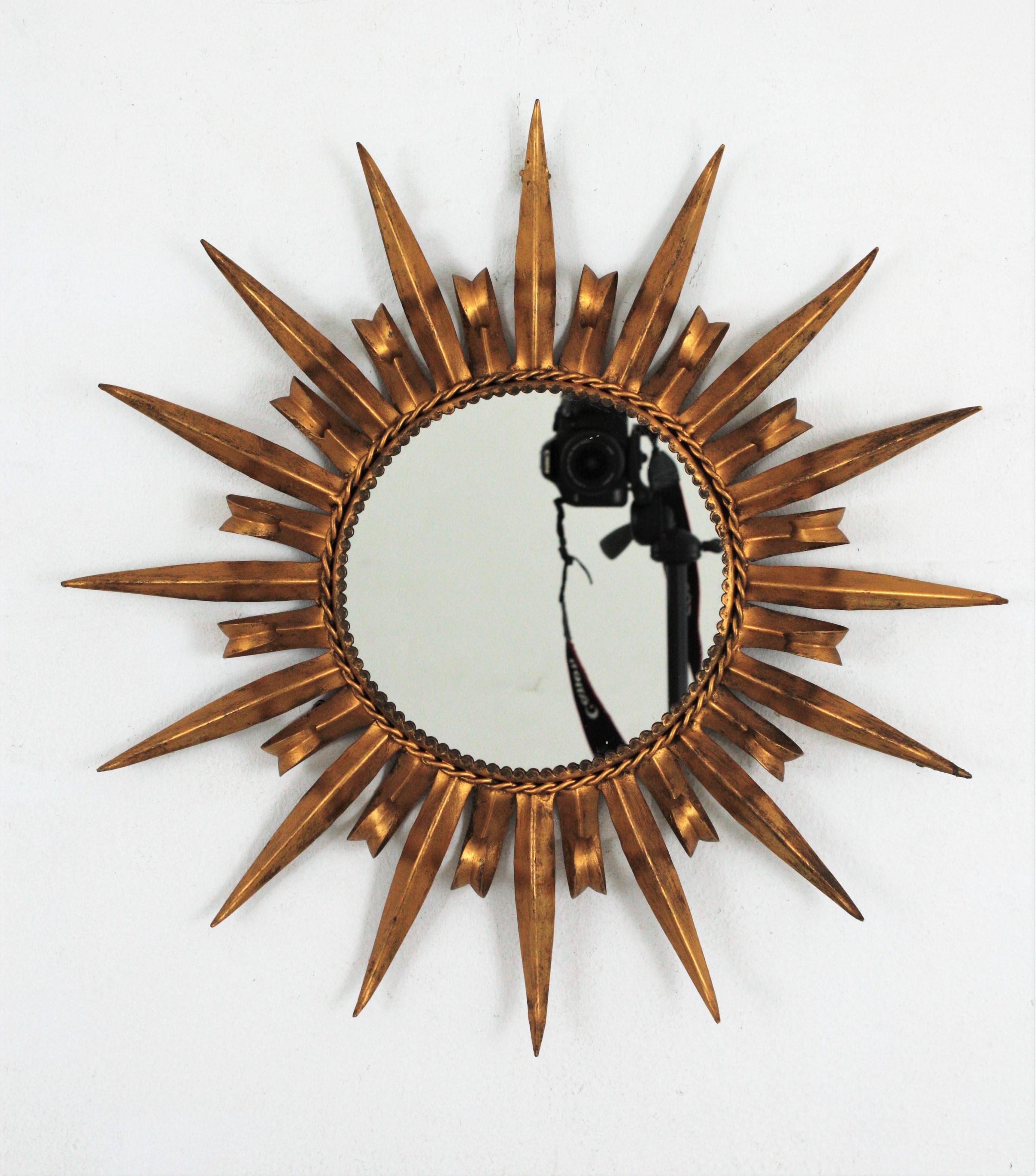Miroir français à cils de soleil en fer doré, années 1950 en vente 1