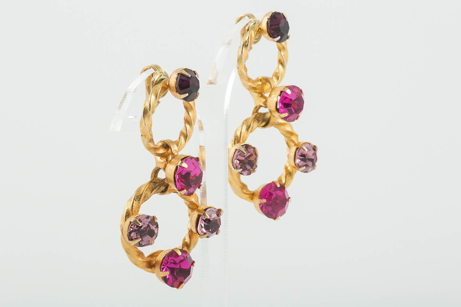 Gilt metal, fuschia and amethyst paste brooch/earrings, Christian Dior, c. 1954 For Sale 1