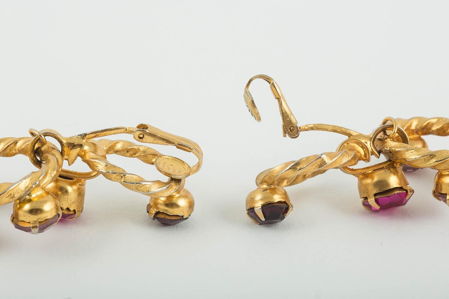 Gilt metal, fuschia and amethyst paste brooch/earrings, Christian Dior, c. 1954 For Sale 5